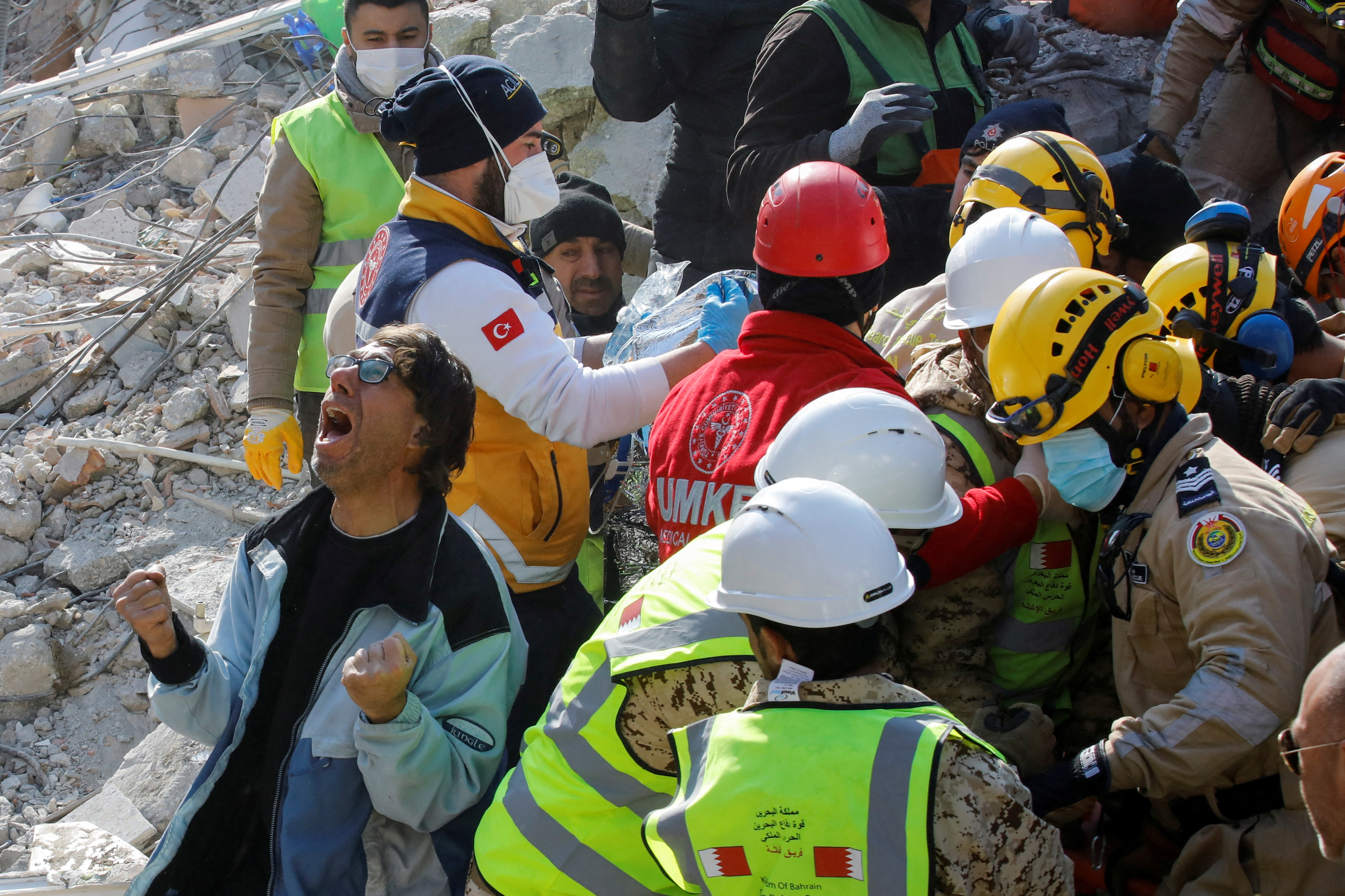 한 남성이 13일(현지시간) 튀르키예 남동부 하타이에서 어머니가 지진 발생 177시간 만에 무너진 건물 아래에서 구조되자 두 주먹을 불끈 쥔 채 기뻐하고 있다. 하타이 로이터 연합뉴스