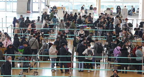 해외여행객들로 붐비는 출국장