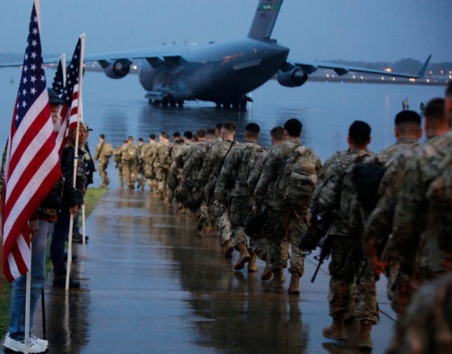 미국 제82공수부대 소속 장병들이 2020년 4월 노스캐롤라이나주 포트 브래그 기지에서 작전지역인 중동으로 향하는 군용기에 오르고 있다. 로이터 연합뉴스