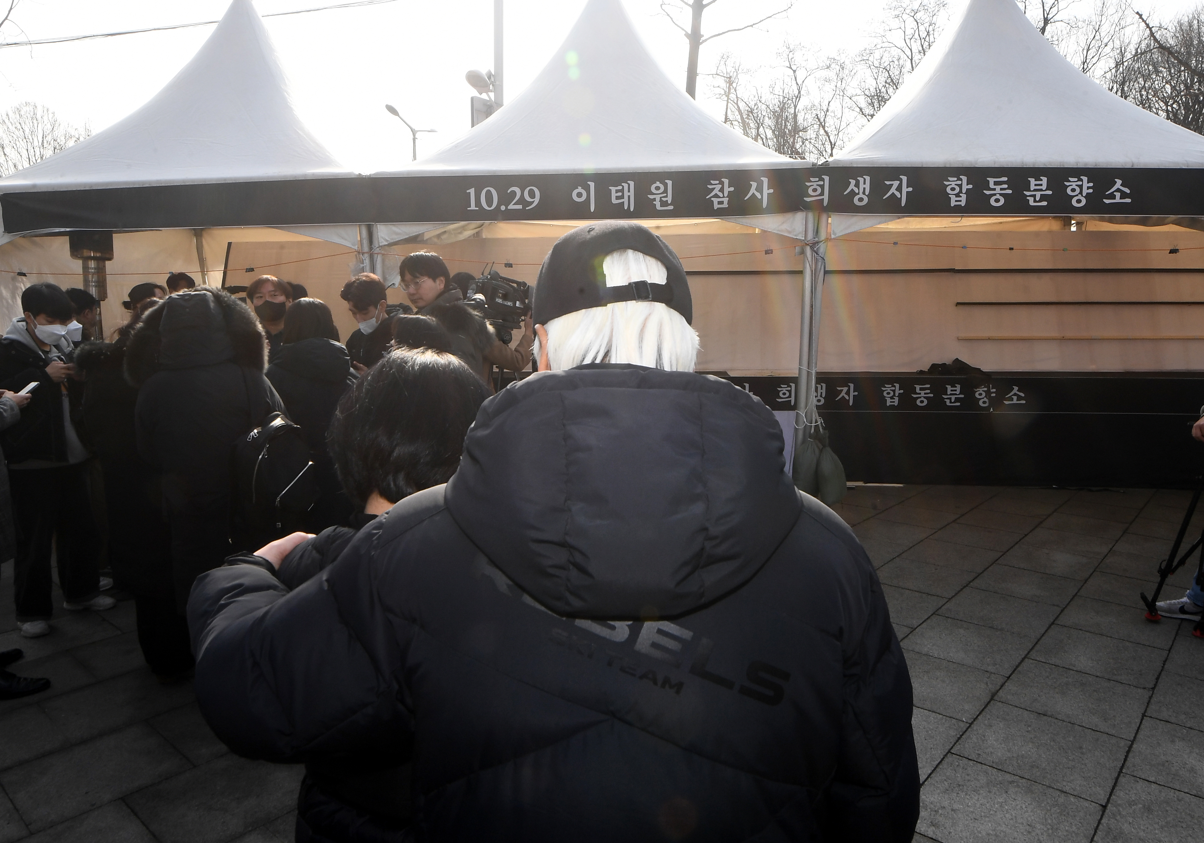 14일 오후 서울 용산구 녹사평역 광장에서 10·29 이태원참사 희생자 유가족들이 철거되는 합동분향소를 바라보고 있다. 2023.2.14안주영 전문기자