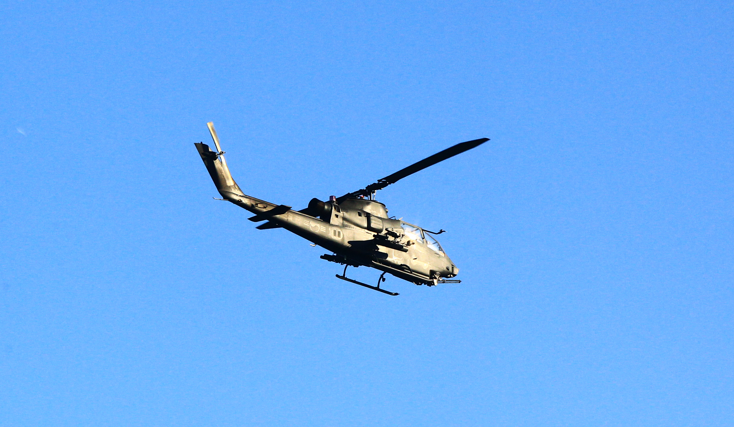 비행하는 헬기