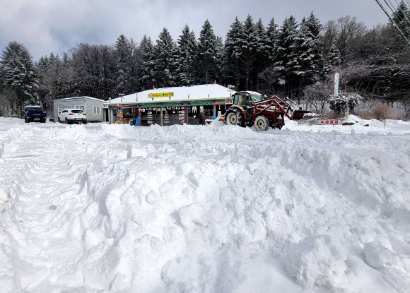 14일 강원 평창군 대관령에 많은 눈이 내려  제설차가 분주히 다니고 있다. 강원지방기상청은 이날 오후부터 또다시 눈이 다시 내리기 시작하면서 내일 늦은 오후까지 영동 중·남부를 중심으로 많은 눈이 쌓일 것으로 내다봤다. 2023.2.14 연합뉴스