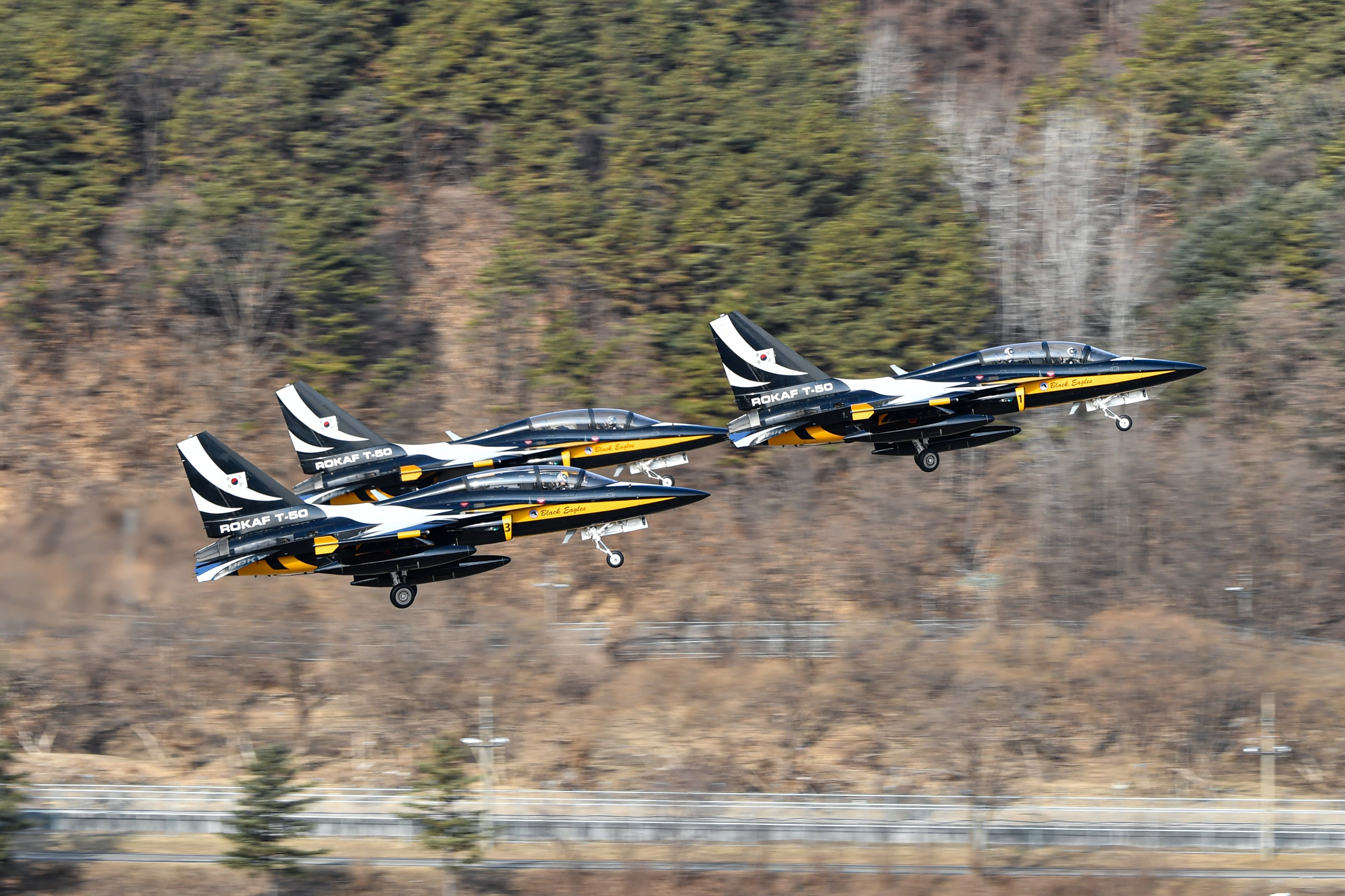 공군 특수비행팀 블랙이글스 T50B 항공기가 강원 원주기지에서 이륙하고 있다.  공군 제공