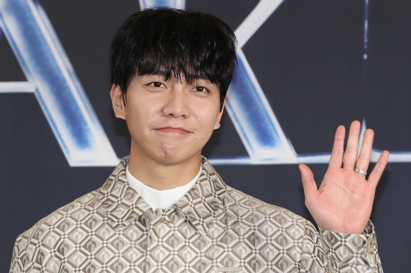 이승기, 결혼 발표 후 첫 공식일정<br>    (서울=연합뉴스) 강민지 기자 = 15일 오후 서울 마포구 스탠포드호텔에서 열린 예능 ‘피크타임(PEAK TIME)’ 제작발표회에서 가수 겸 배우 이승기가 포즈를 취하고 있다.    2023.2.15<br>    mjkang@yna.co.kr<br>(끝)