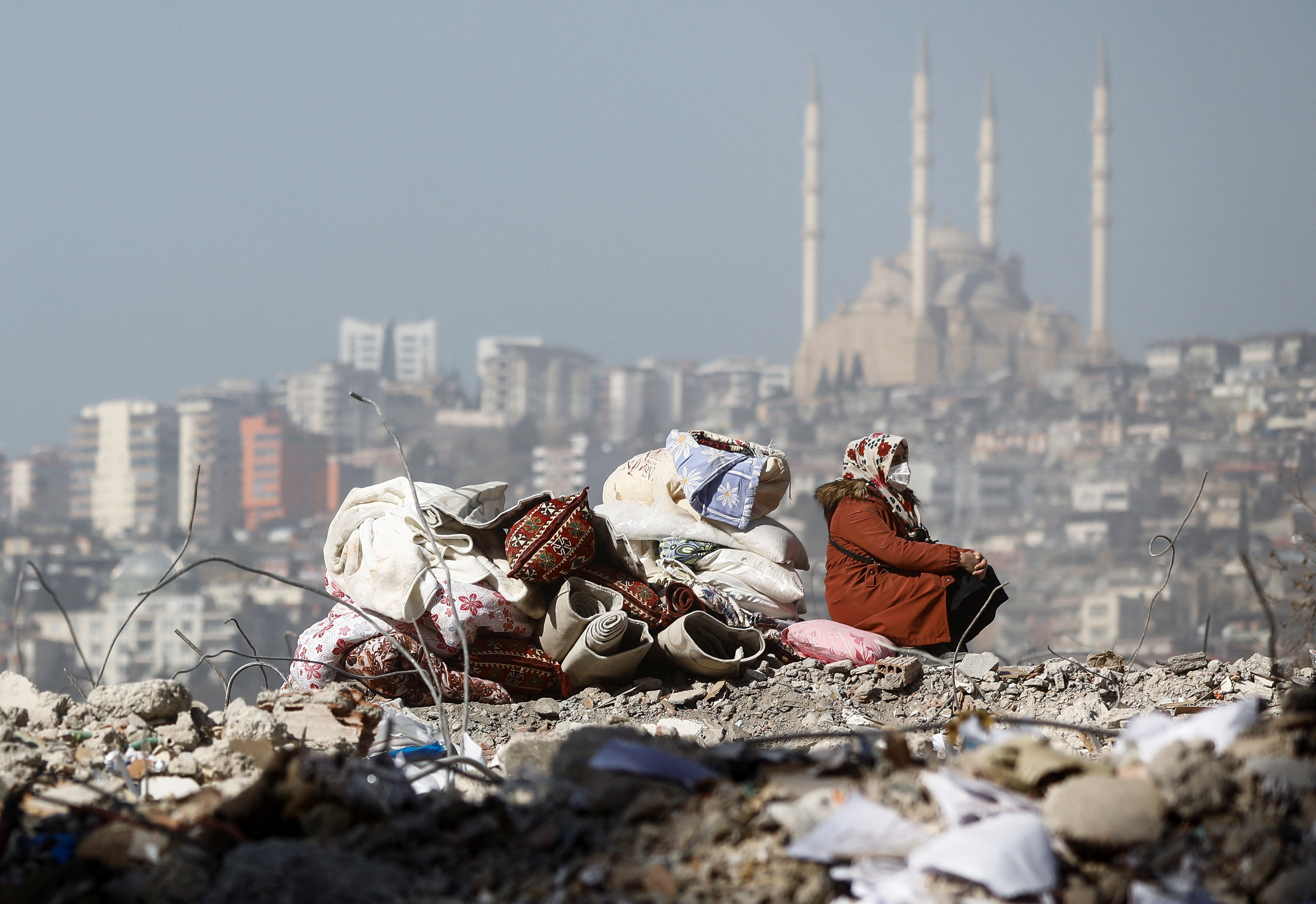폐허가 된 집터에 앉아 있는 튀르키예 주민