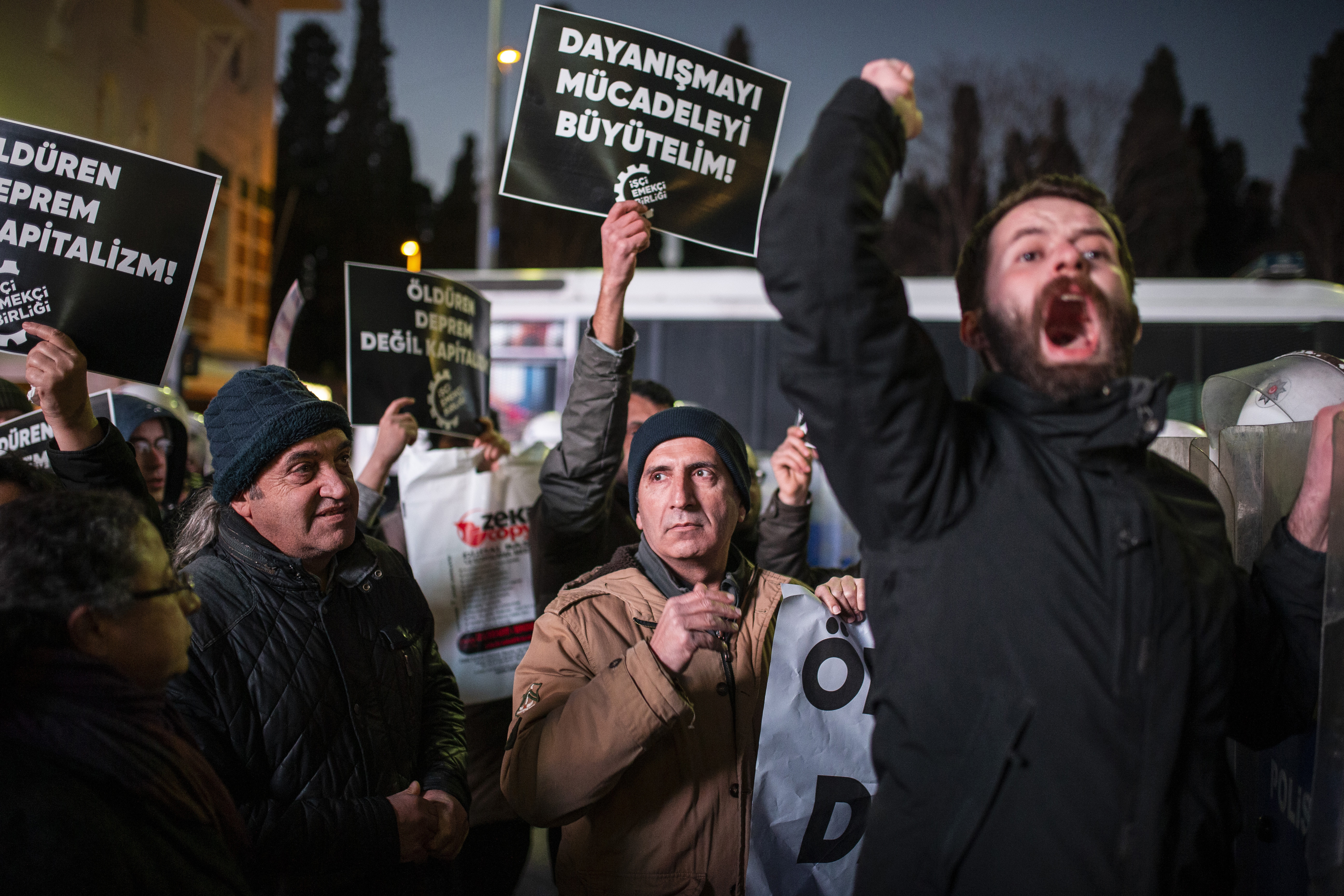 튀르키예 이스탄불서 정부의 지진대응에 항의하는 시위 열려