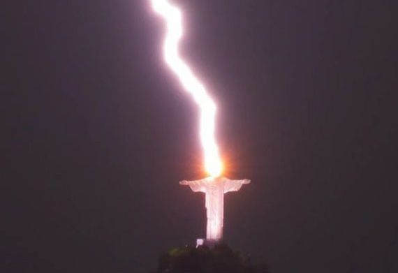브라질 리우데자네이루의 예수상에 번개가 치는 모습. 사진작가 페르난도 브라가 인스타그램 캡처