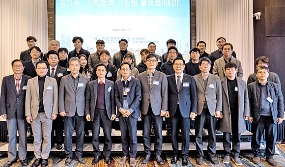 ‘산학협력 거점형 플랫폼 사업’ 성과공유회에 참석한 기업인들과 한국공대 교수들이 기념촬영을 하고 있다. 한국공대 제공