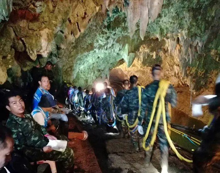 태국 군인들이 2018년 7월2일 북부 치앙라이주 쿤남낭논 국립공원의 탐루앙 동굴에 구조용 로프를 짊어진 채 들어가고 있다. EPA연합뉴스