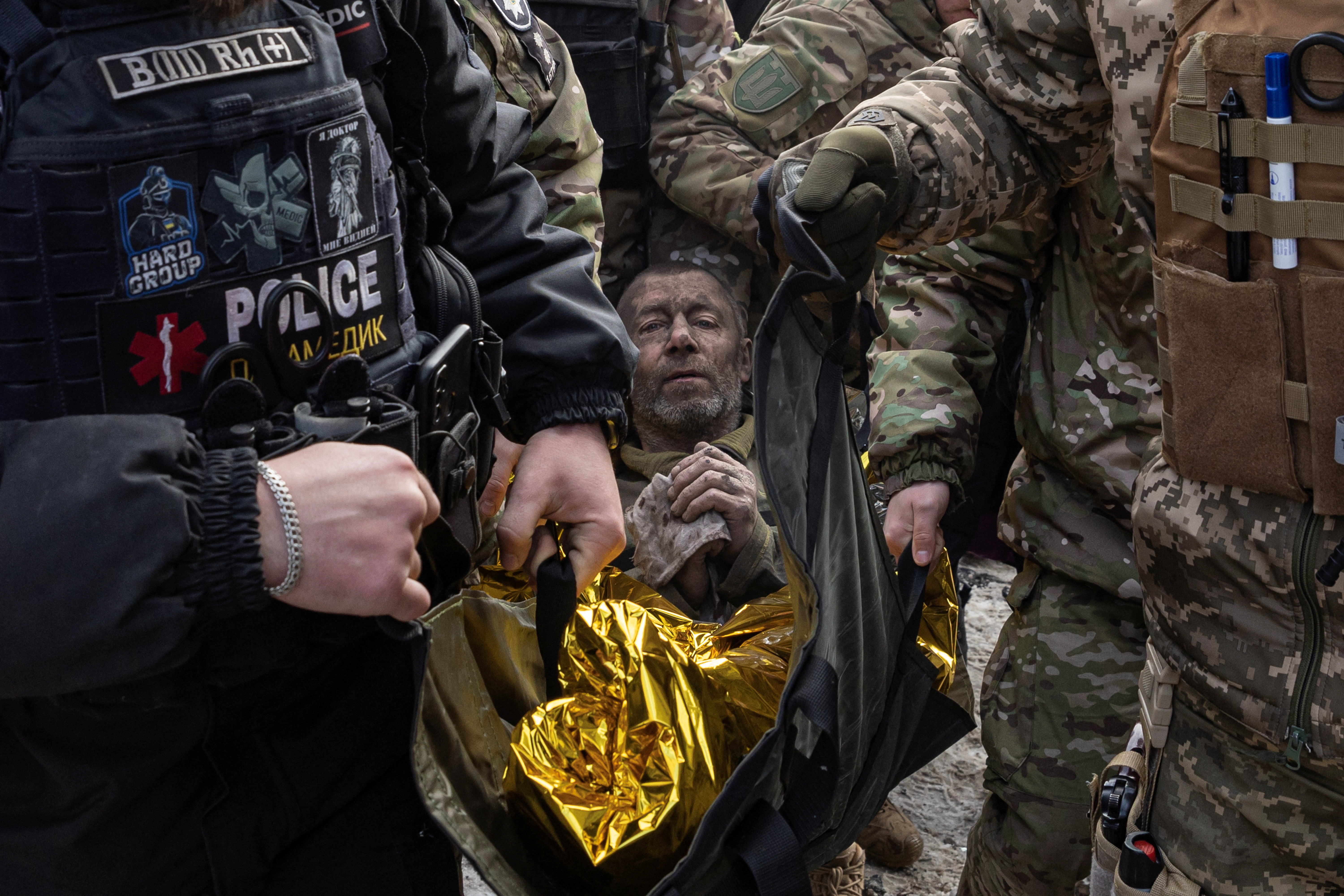 러시아군 공격 받은 아파트서 구조되는 우크라 남성