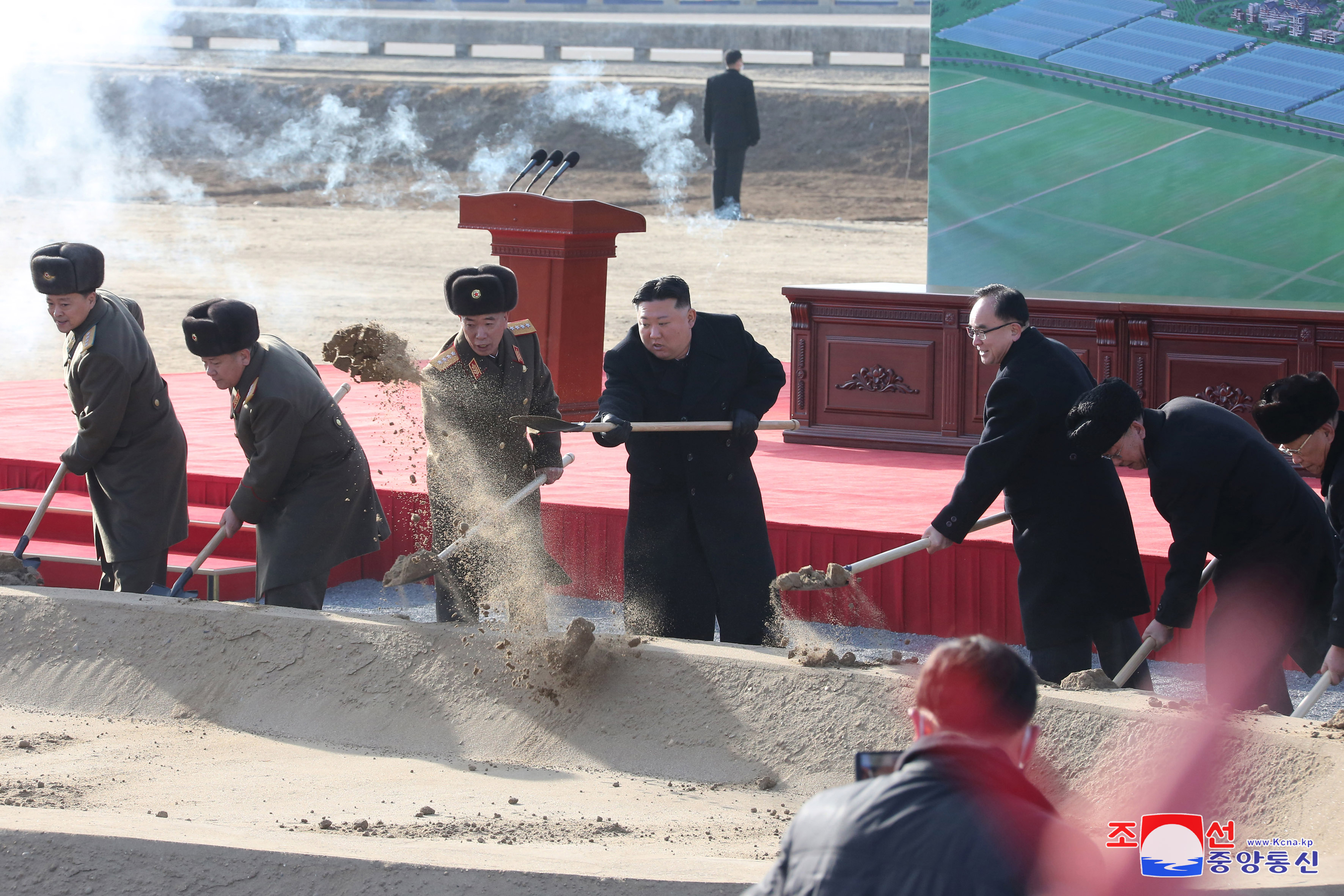 김정은(오른쪽 세 번째) 북한 국무위원장이 올해 첫 현지시찰로 지난 15일 평양 부근 강동온실농장 건설 착공식에 참석해 첫 삽을 떴다고 16일 노동신문이 보도했다.  노동신문 뉴스1