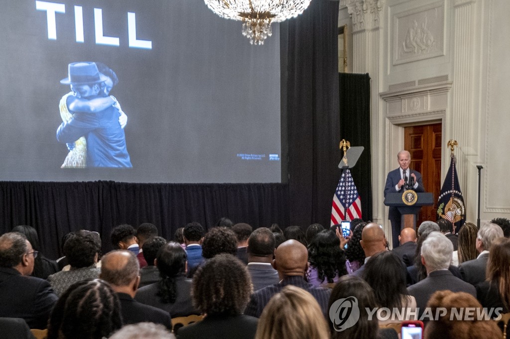 조 바이든(오른쪽) 미국 대통령이 16일(현지시간) 백악관 이스트룸에서 인종차별 문제를 다룬 영화 ‘틸’ 상영에 앞서 인종차별에 침묵하면 안된다는 취지의 발언을 하고 있다. 워싱턴DC EPA 연합뉴스