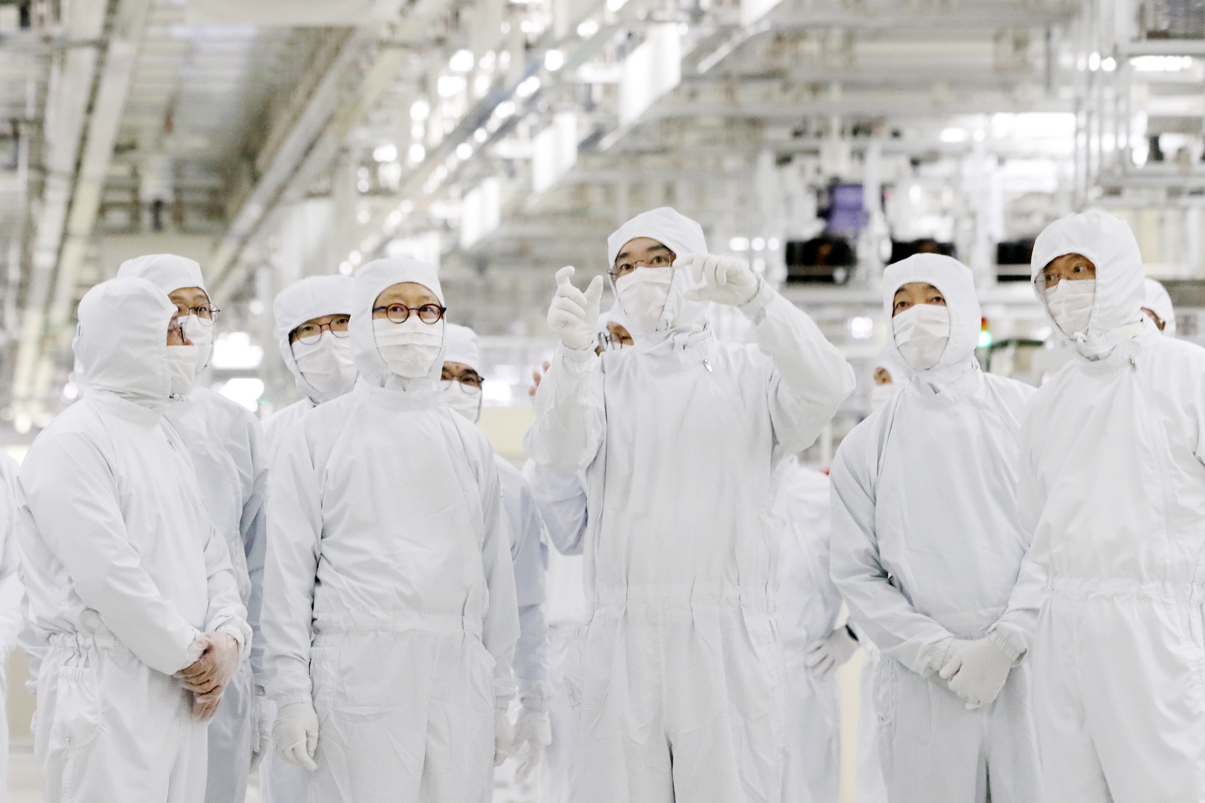 반도체 패키징 현장 찾은 이재용 회장  이재용(가운데) 삼성전자 회장이 17일 삼성전자 천안캠퍼스를 찾아 반도체 패키지 라인을 둘러보며 사업 전략을 점검하고 있다. 삼성전자 제공