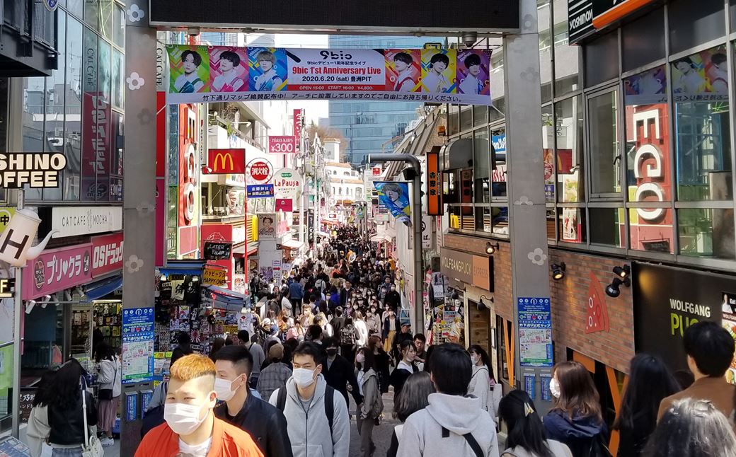 늘 많은 사람으로 붐비는 일본 도쿄 하라주쿠 다케시타도리.