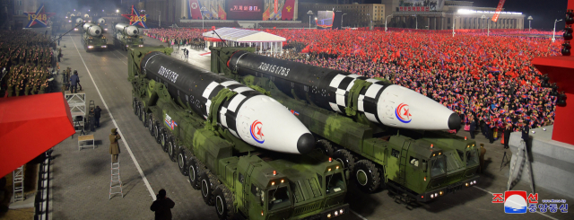 지난 8일 북한 평양 김일성 광장에서 열린 열병식에서 등장한 대륙간탄도미사일 화성-17형. 연합뉴스