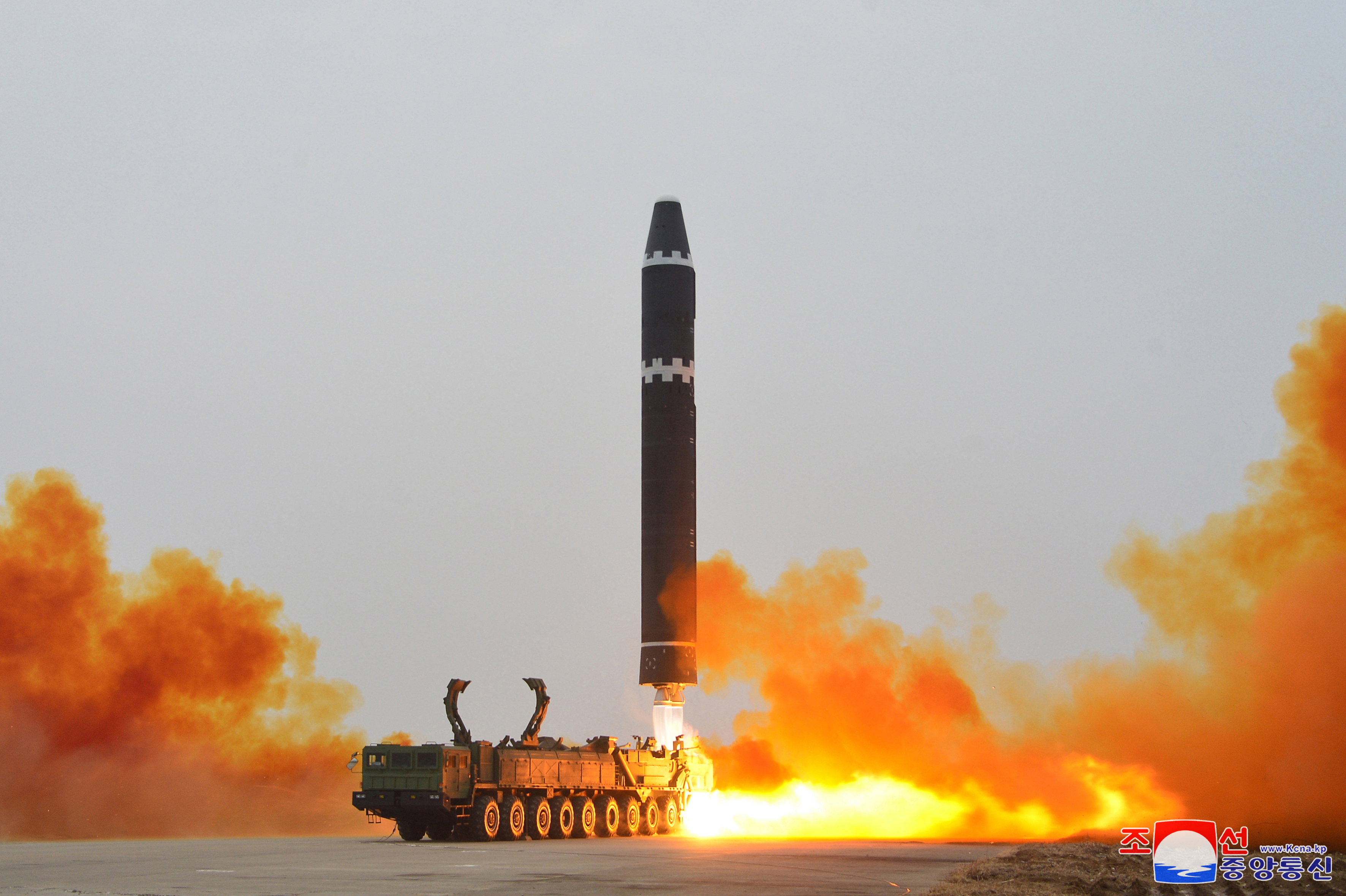 북한이 18일 오후 대륙간탄도미사일(ICBM) ‘화성-15형’을 고각발사했다고 밝혔다. 북한의 ICBM운용부대 중 제1붉은기영웅중대는 18일 오후 평양국제비행장에서 ICBM ‘화성-15’를 최대사거리체제로 고각발사했다고 조선중앙통신이 19일 보도했다. 2023.2.19 연합뉴스