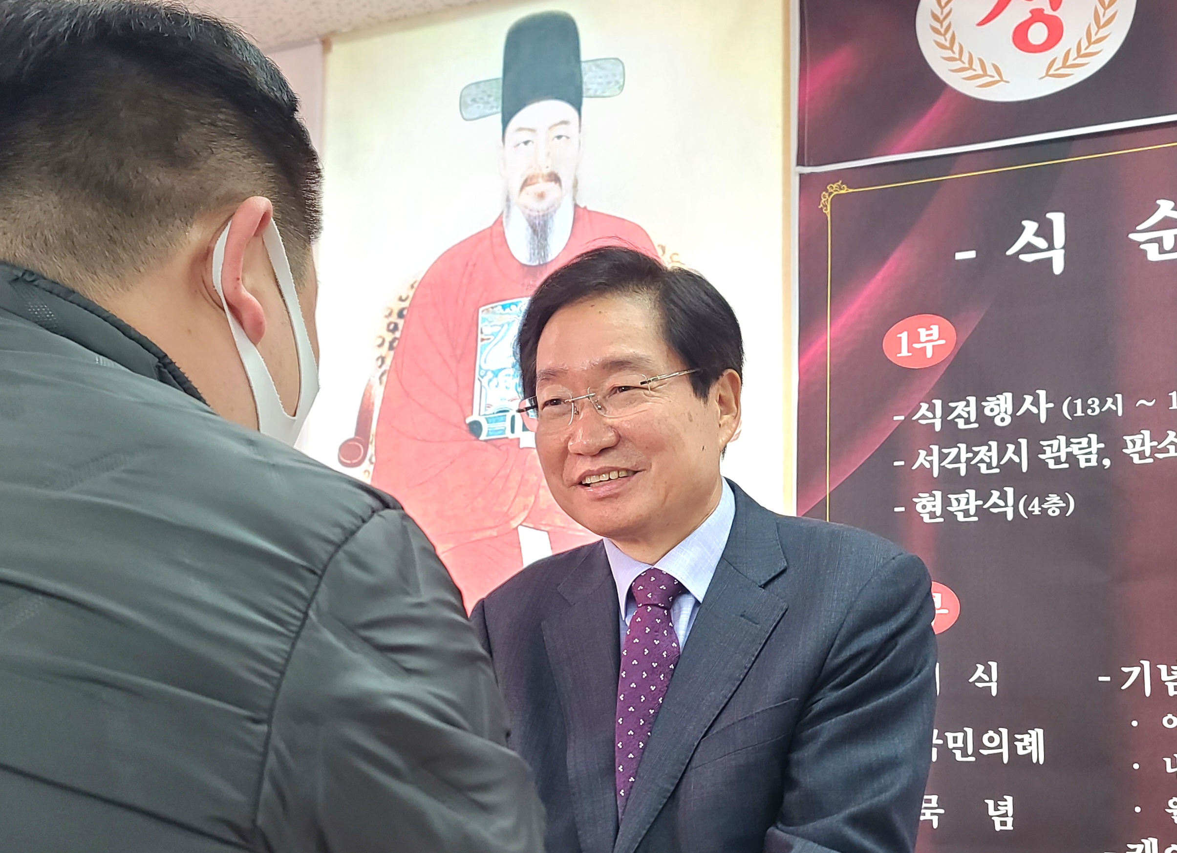 김영석 이순신리더십연구회 충남아카데미 원장이 개소식 참가자들과 인사를 나누고 있다.
