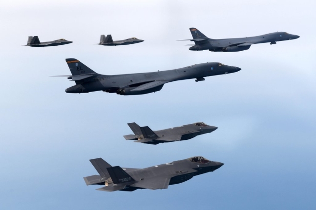 한미 공군이 지난 1일 미 전략자산 전개 하에 2023년 첫 연합공중훈련을 실시했다고 국방부가 지난 2일 밝혔다. 사진은 한미연합 훈련하는 미국 B-1B 전략폭격기. 연합뉴스