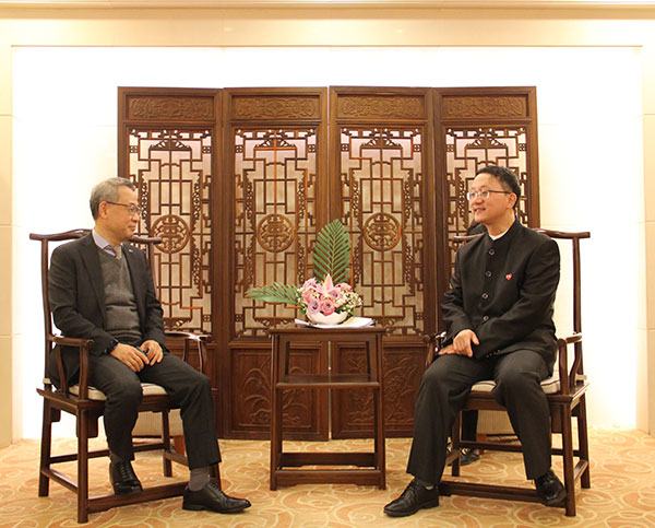 류진쑹(오른쪽) 중국 외교부 아주사 사장이 지난 15일 외교부 청사에서 송용삼 포스코 중국 법인장과 회견하고 있다. 중국 외교부 제공