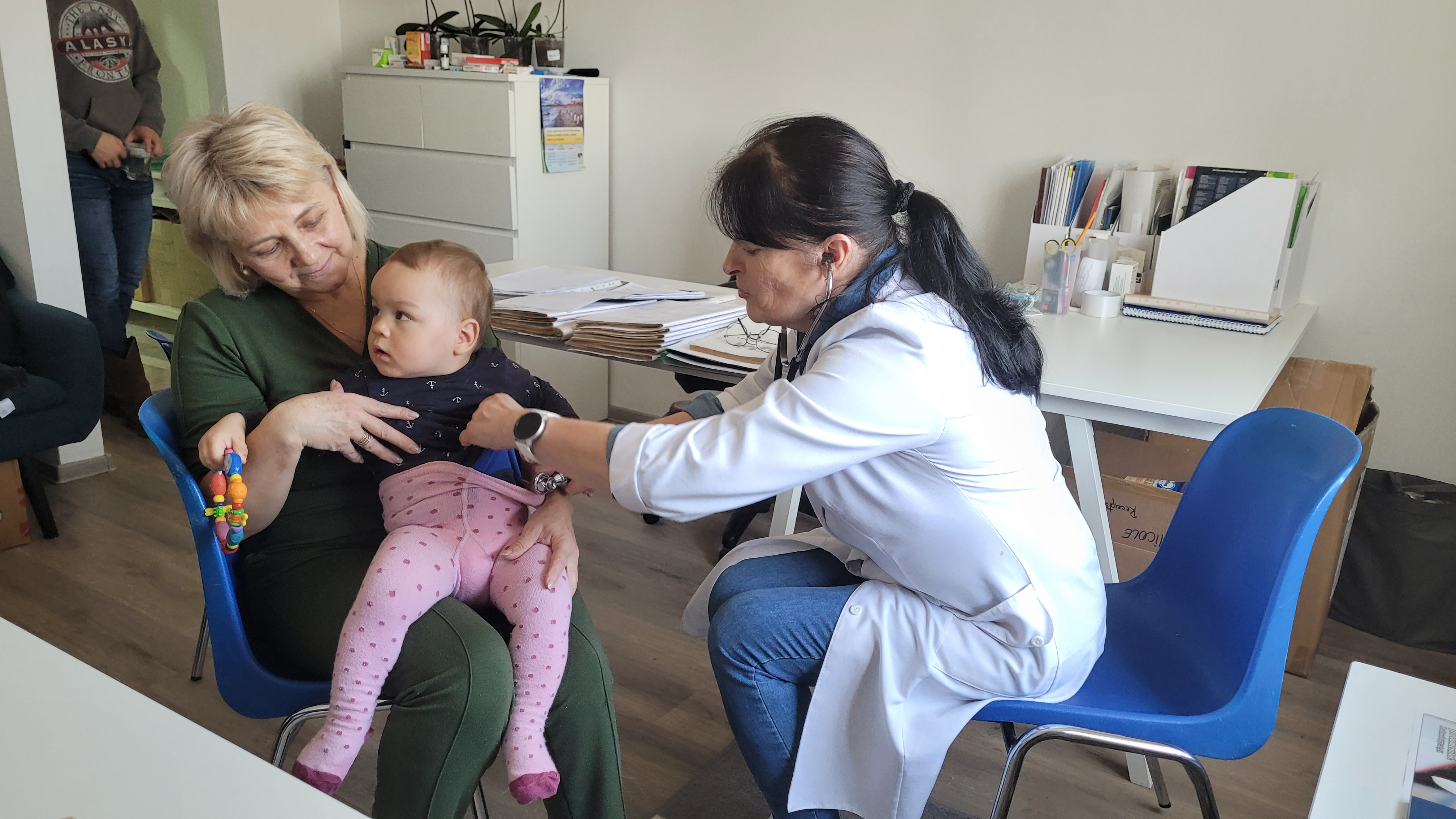 루마니아 수체아바의 피난민수용소 보육원에서 지난 17일(현지시간) 우크라이나 피난민 의사 자보로트니크 나탈리아(62)가 피난 온 아기를 진찰하고 있다. 굿네이버스 제공