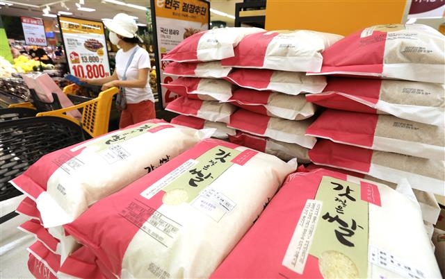 지난달 소비자물가 상승률이 6%까지 치솟았지만 쌀값은 오히려 하락해 평년보다 낮은 수준인 가운데 17일 서울의 한 대형마트에 쌀이 진열돼 있다. 산지 쌀값은 지난 5일 기준 20㎏당 4만 4851원으로, 최근 5년간 평년 가격을 밑돌고 있다. 쌀은 전량 자급해 최근 글로벌 공급망 교란과 고환율의 영향을 받지 않고, 국민의 소비 감소로 과잉 공급돼 가격 약세 현상이 두드러지는 것으로 분석된다. 뉴스1