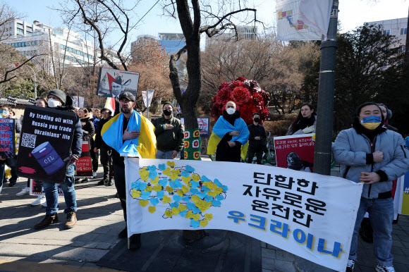 한국에 체류하는 우크라이나인들이 19일 오후 서울 정동분수대 앞에서 전쟁 중단 촉구 집회를 하고 있다. 2023.2.19 연합뉴스