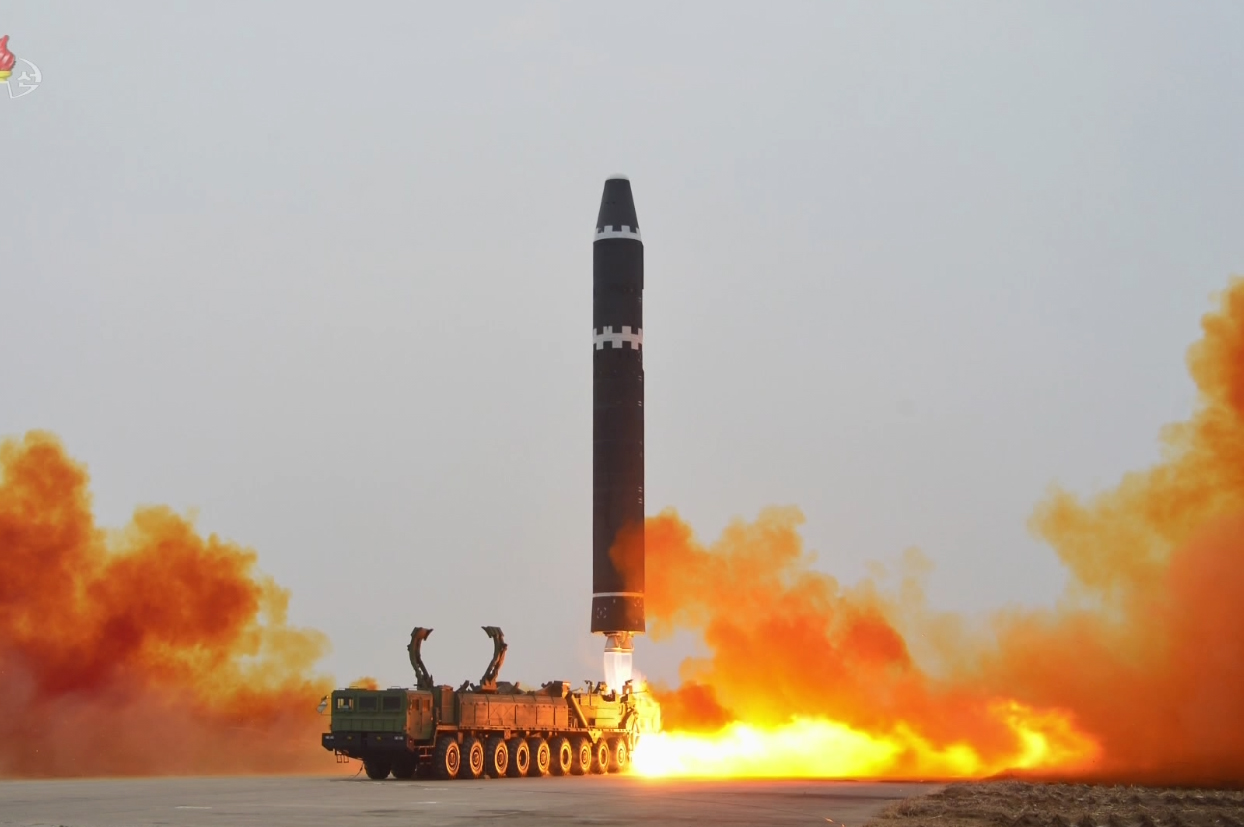 북한이 ‘화성15형’을 발사하는 모습. 조선중앙TV 연합뉴스