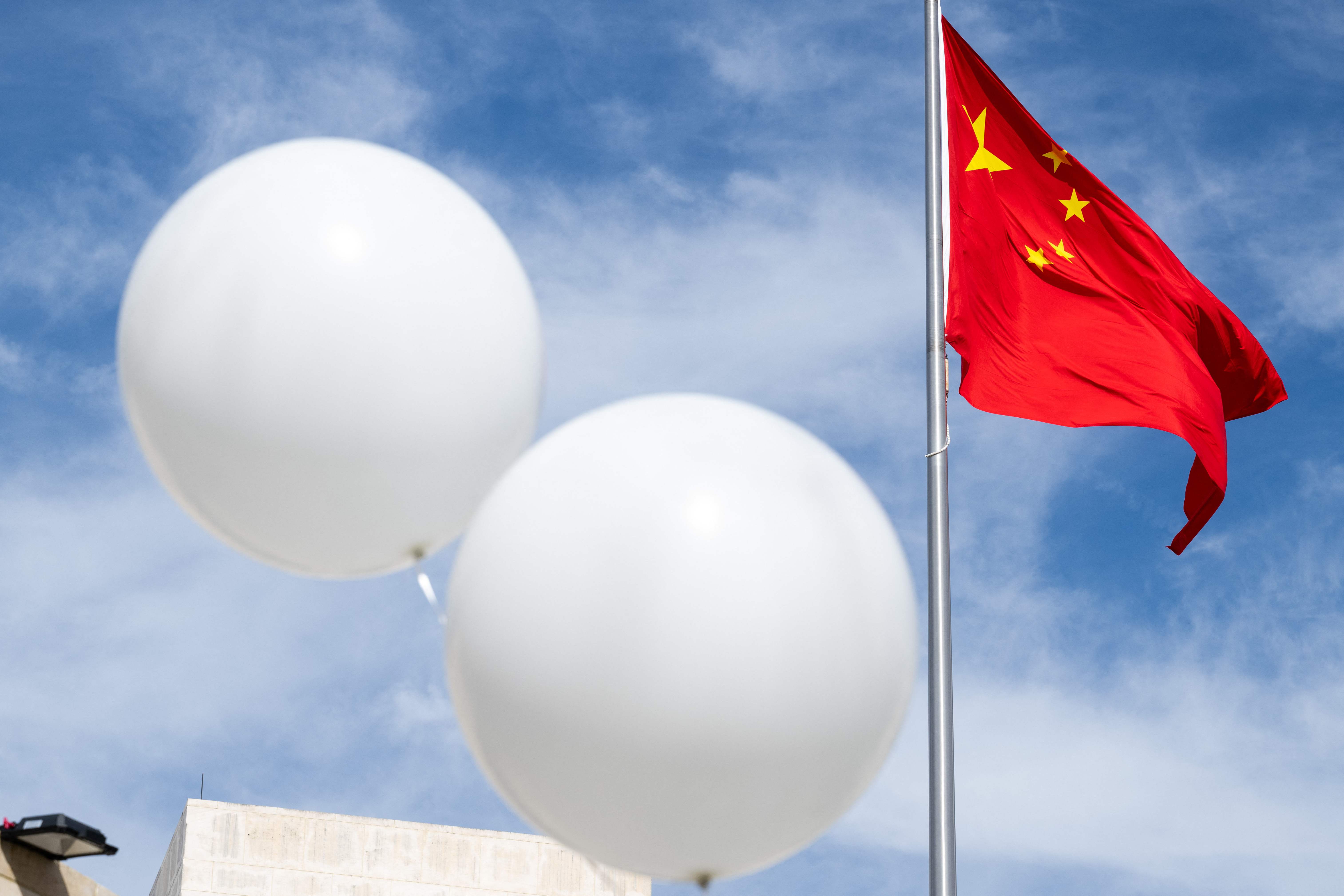 중국 정찰풍선에 항의하기 위해 시민운동가가  15일(현지시간) 미국 워싱턴DC 중국 대사관에 띄운 풍선들. AFP 연합뉴스