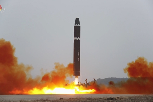 북한이 18일 오후 대륙간탄도미사일(ICBM) ‘화성-15형’을 고각발사했다고 조선중앙TV가 19일 밝혔다.  연합뉴스
