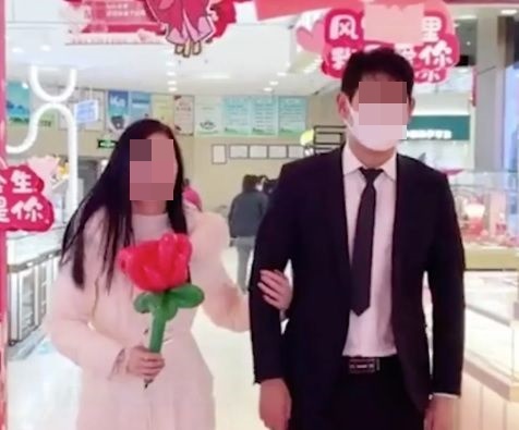 중국의 한 쇼핑몰에서 ‘남자친구 대여’ 서비스를 이용하는 중국 여성의 모습. 펑파이뉴스
