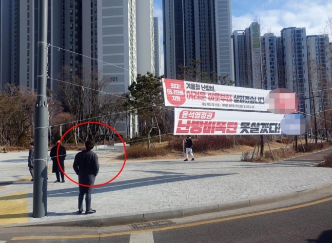 사람 목 높이에 설치된 정당 현수막. 연합뉴스