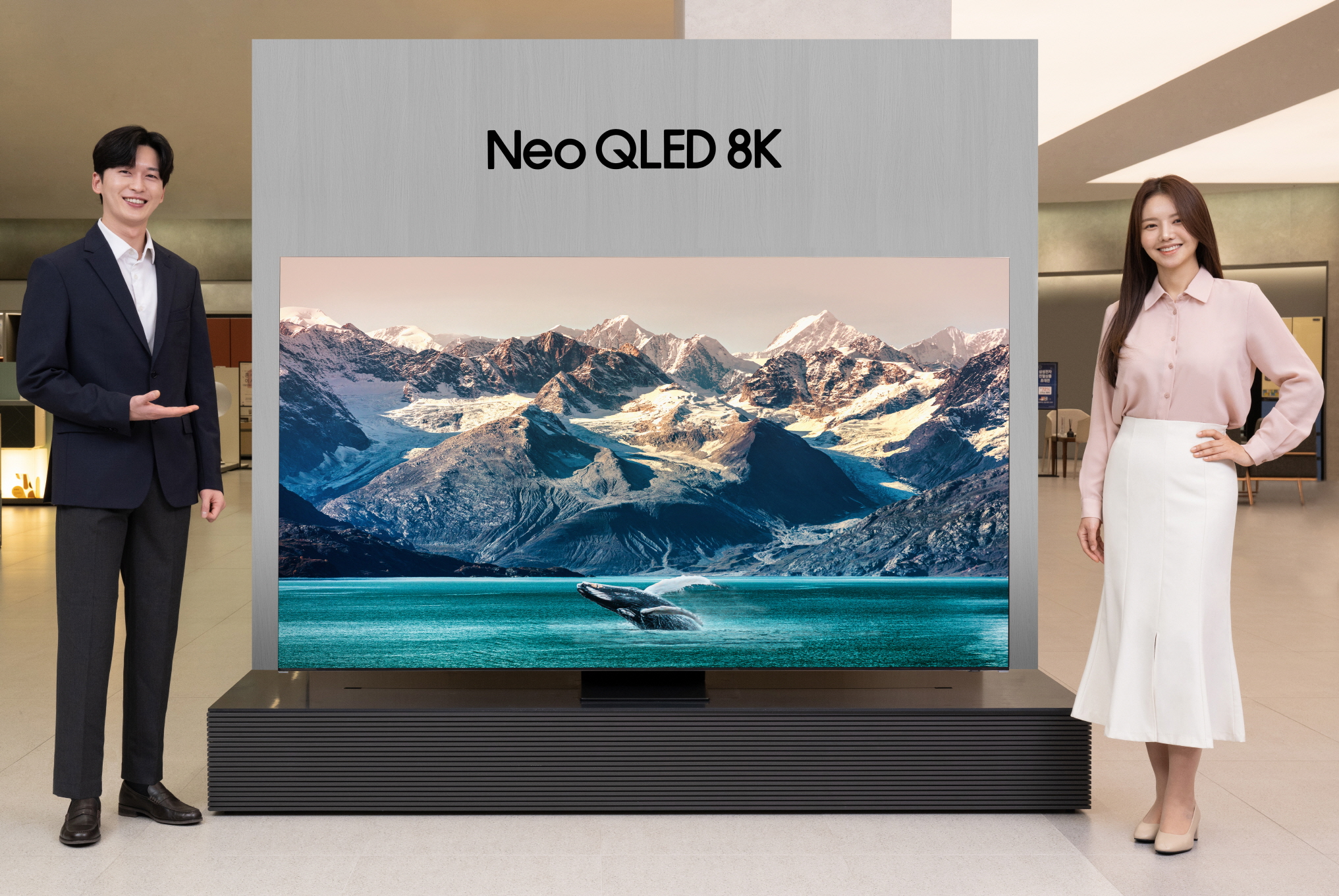 삼성전자가 다음달 9일 2023년형 TV 제품군을 출시하는 가운데 삼성전자 모델이 삼성 디지털프라자 대치본점에서 2023형 Neo QLED 8K(85형) 제품을 소개하고 있다. 삼성전자는 2013년 이후 10년 만에 OLED TV도 국내에 선보인다. 삼성전자 제공