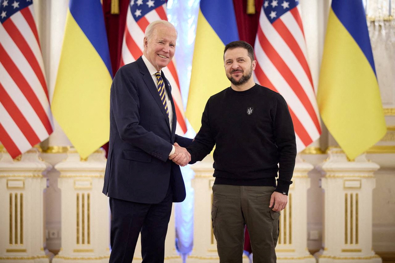조 바이든 미국 대통령(R)이 2023년 2월 20일 키이우를 방문하기 위해 우크라이나 대통령(L) 옆을 걷고 있다.-조 바이든 미국 대통령이 러시아의 우크라이나 침공 1주년을 앞둔 2023년 2월 20일 키이우를 전격 방문했다고 AFP통신이 보도했다.바이든은 우크라이나 수도에서 볼로디미르 젤렌스키 우크라이나 대통령을 만났다. (사진: 디미타 딜코프/AFP)