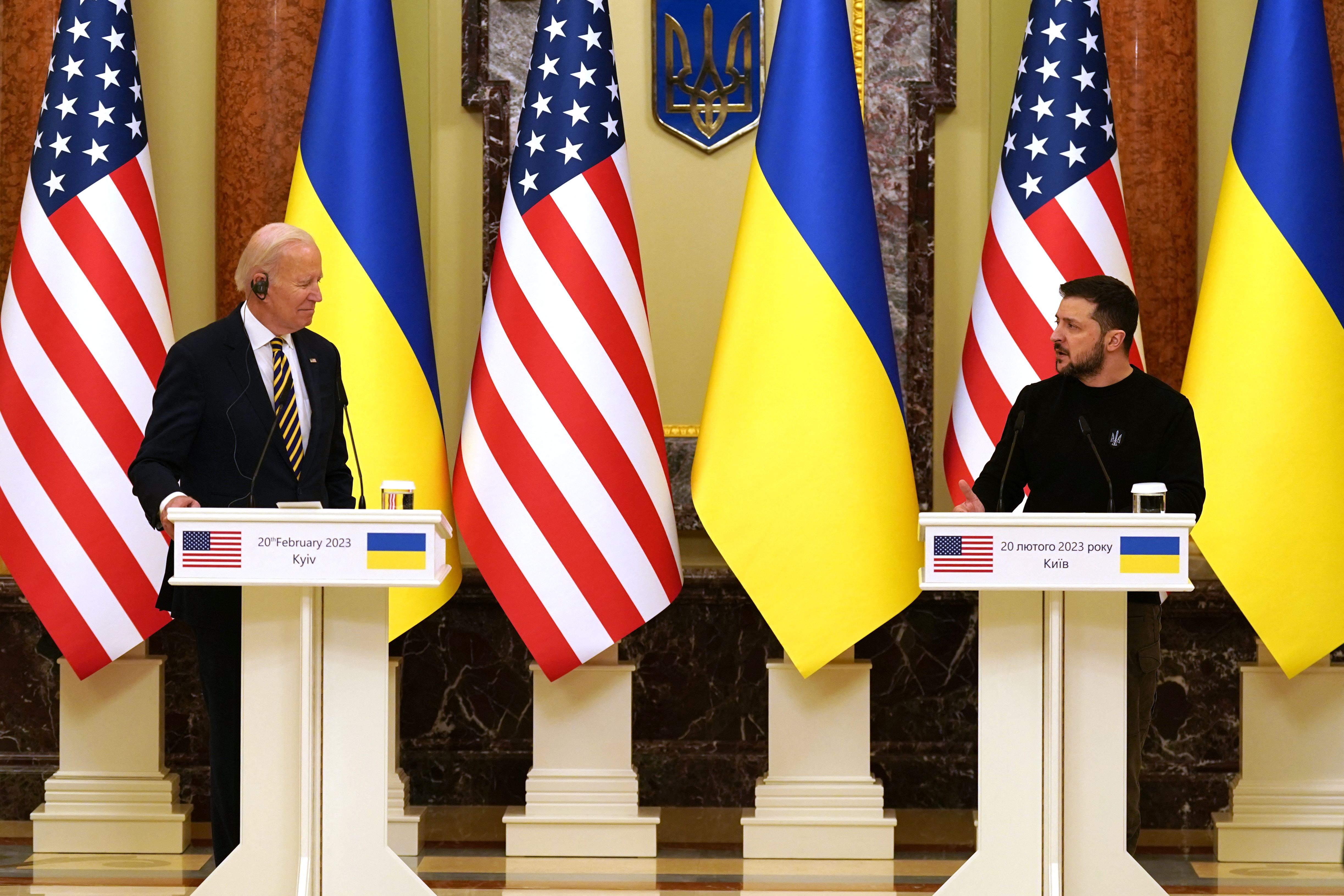 조 바이든 미국 대통령(L)과 볼로디미르 젤렌스키 우크라이나 대통령(R)이 2023년 2월 20일 키이우에서 가진 기자회견에 참석하고 있다.-조 바이든 미국 대통령이 러시아의 우크라이나 침공 1주년을 앞둔 2023년 2월 20일 키이우를 전격 방문했다고 AFP통신 기자들이 전했다.바이든은 우크라이나 수도에서 볼로디미르 젤렌스키 우크라이나 대통령을 만났다. (사진: 디미타 딜코프/AFP)