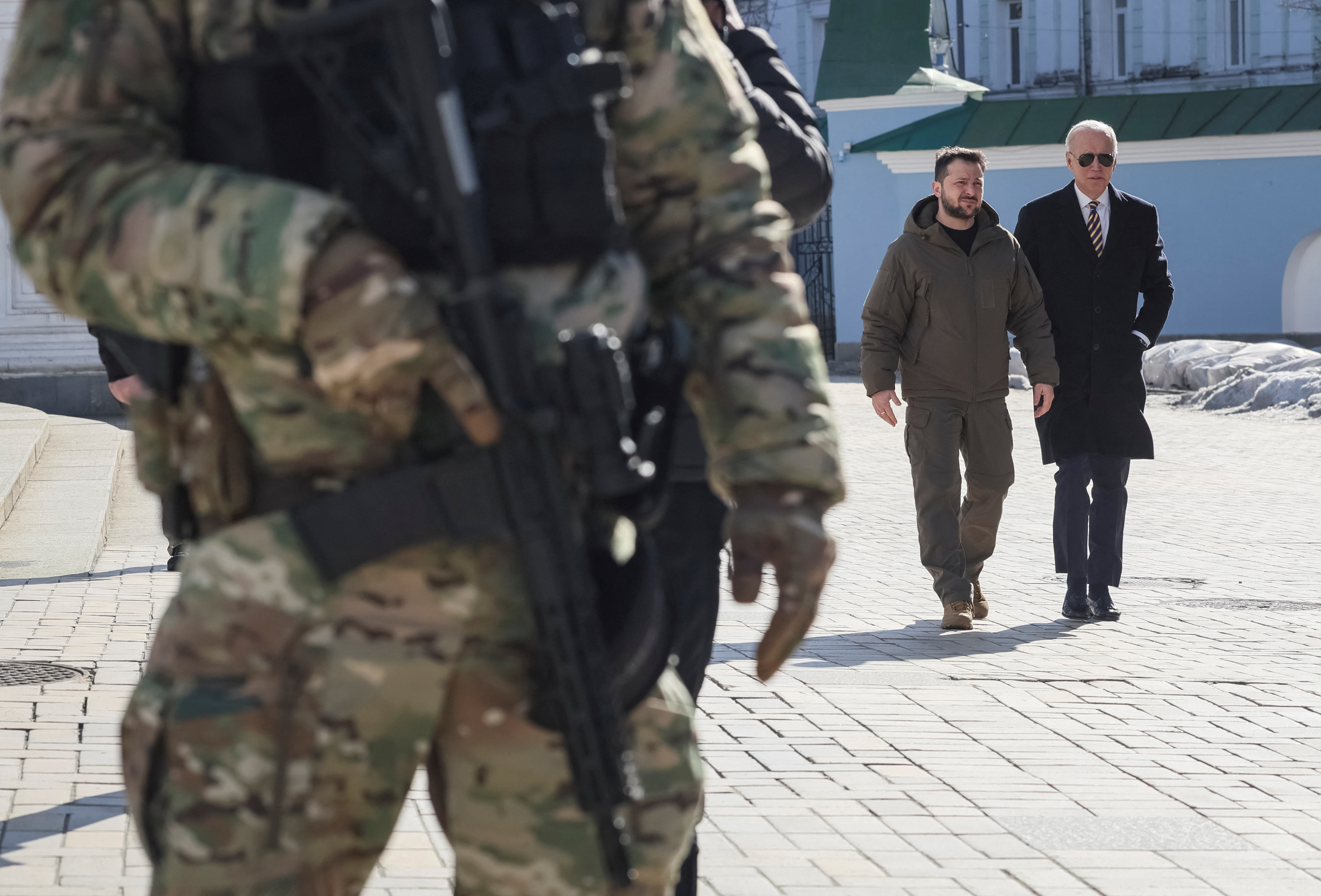 조 바이든 미국 대통령(왼쪽)이 2023년 2월 20일 월요일 우크라이나 키이우를 예고 없이 방문한 마린스키 궁전에서 볼로디미르 젤렌스키 우크라이나 대통령을 만나고 있다. (AP 포토/에반 부치,) POOL 사진