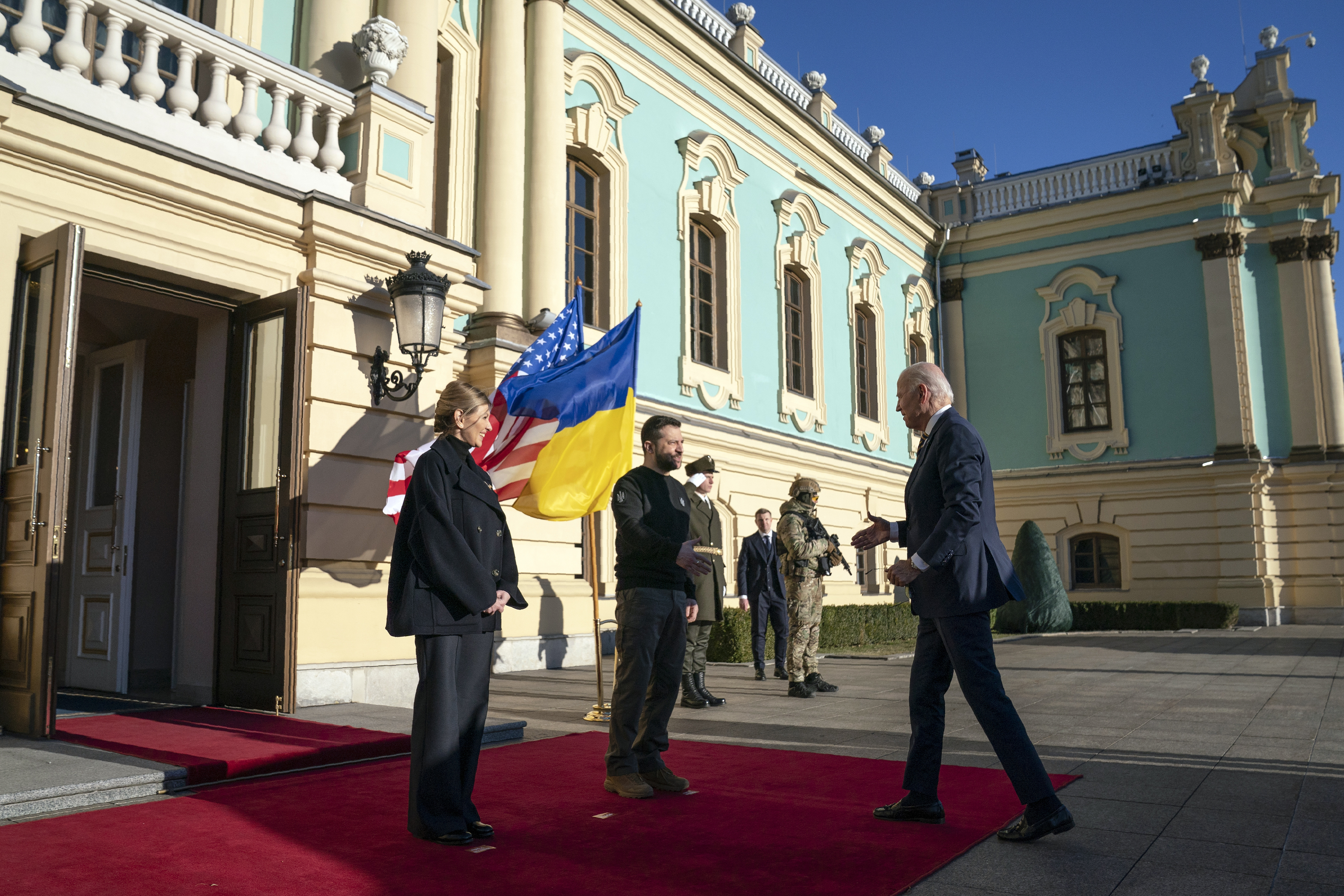 조 바이든 미국 대통령(왼쪽)이 2023년 2월 20일 월요일 우크라이나 키이우를 예고 없이 방문한 마린스키 궁전에서 볼로디미르 젤렌스키 우크라이나 대통령을 만나고 있다. (AP 포토/에반 부치,) POOL 사진