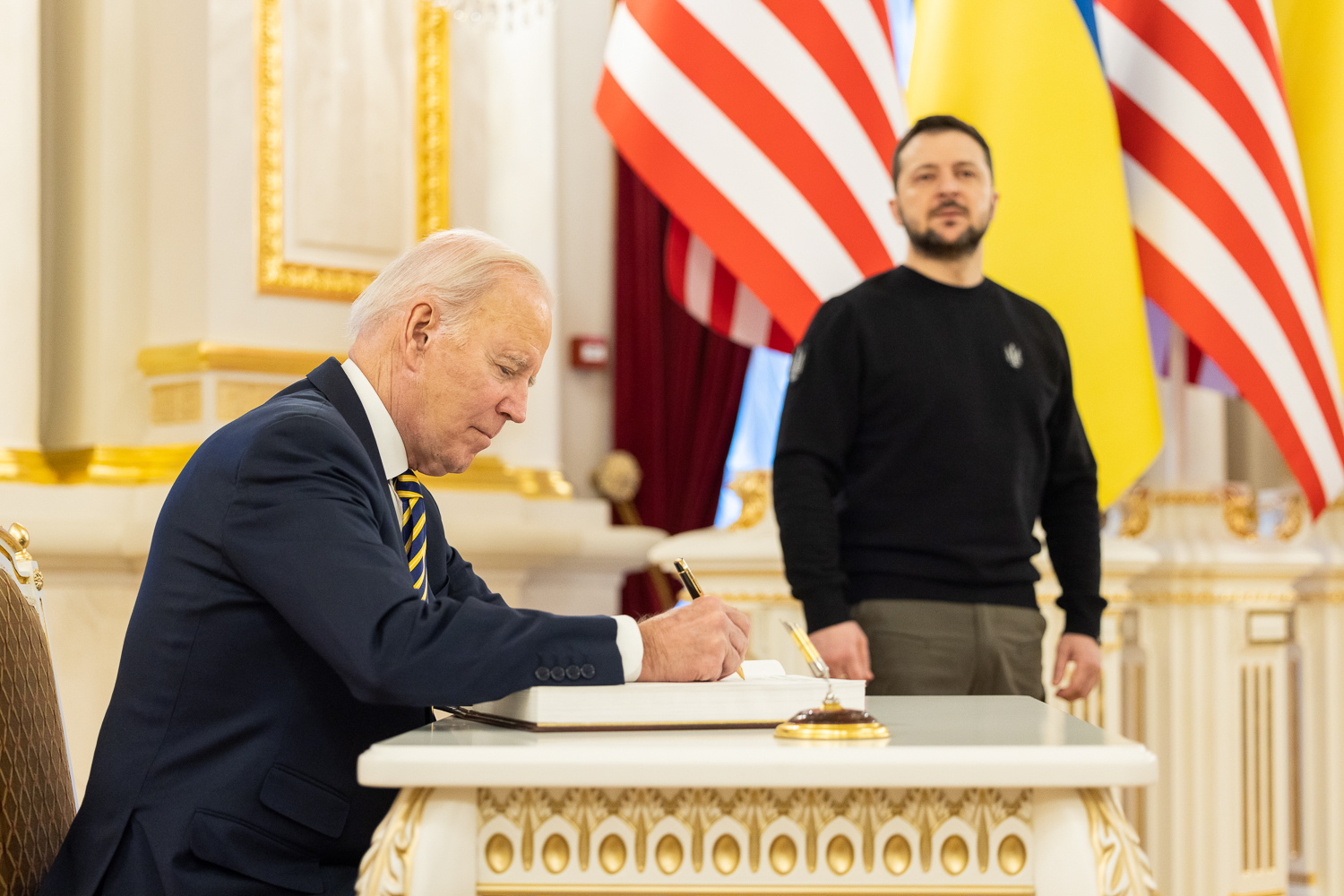 20일(현지시간) 우크라이나 수도 키이우를 깜짝 방문한 조 바이든 미국 대통령이 볼로디미르 젤렌스키 우크라이나 대통령이 지켜보는 가운데 마린스키궁에서 방명록에 서명하고 있다. 2023.2.20 우크라 대통령실