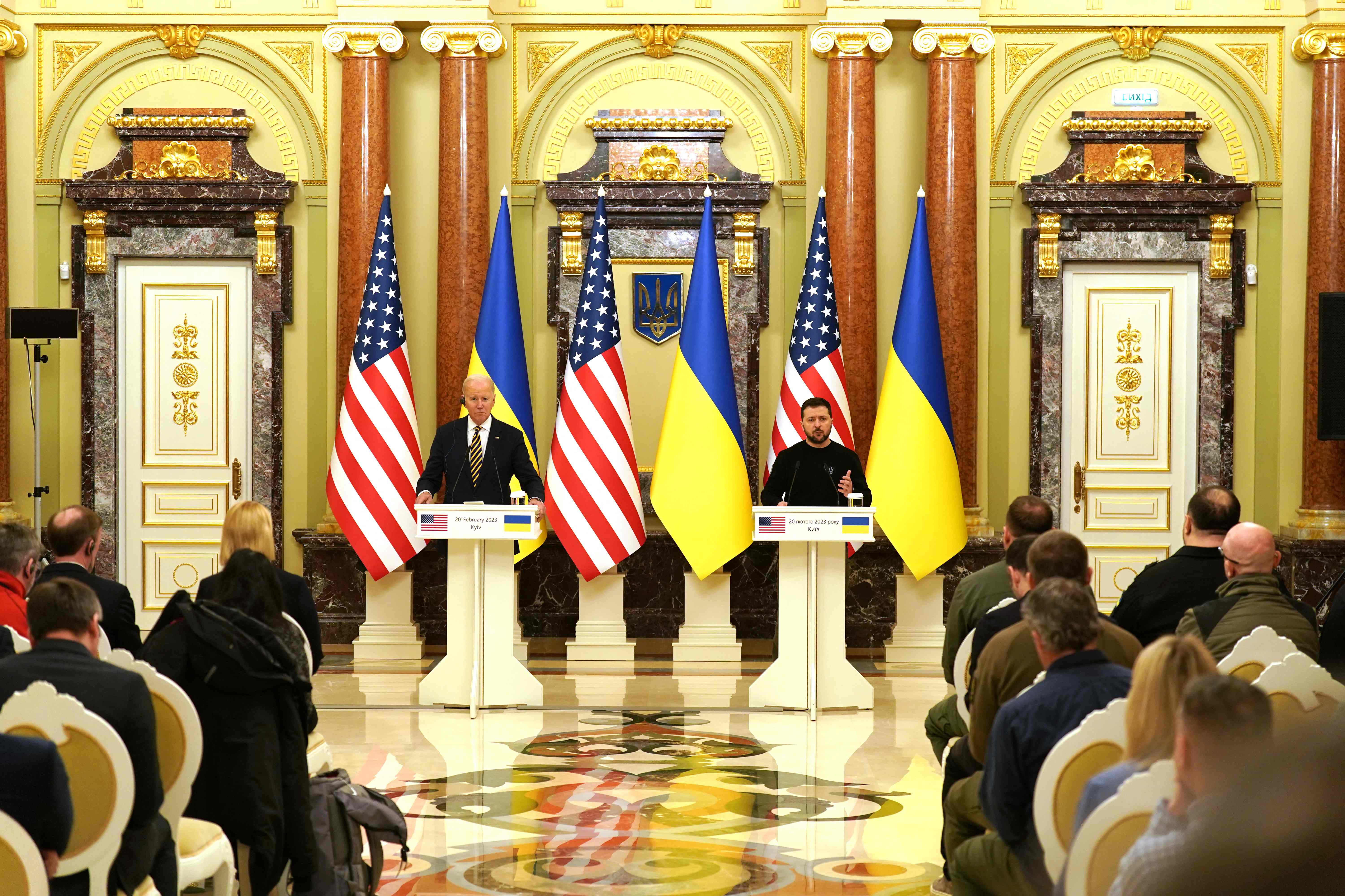 20일(현지시간) 우크라이나 수도 키이우를 깜짝 방문한 조 바이든 미국 대통령이 볼로디미르 젤렌스키 우크라이나 대통령과 공동 기자회견을 하고 있다. 2023.2.20 AFP 연합뉴스
