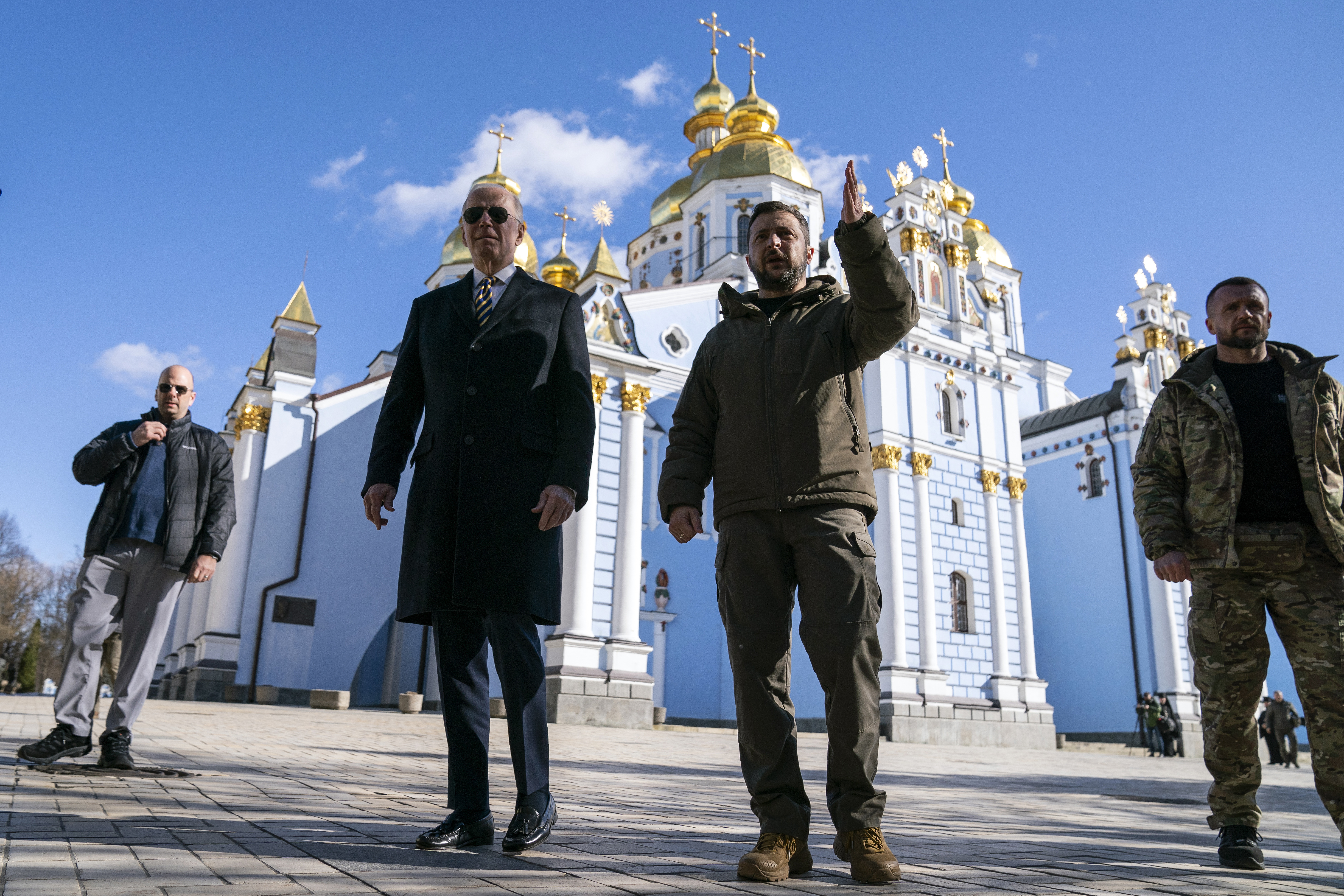 조 바이든 미국 대통령(가운데 왼쪽)이 2023년 2월 20일 월요일 우크라이나 키예프를 예고 없이 방문하는 동안 성 미카엘 황금돔 대성당에서 볼로디미르 젤렌스키 우크라이나 대통령과 함께 걷고 있다. (AP Photo/Evan Vucci)