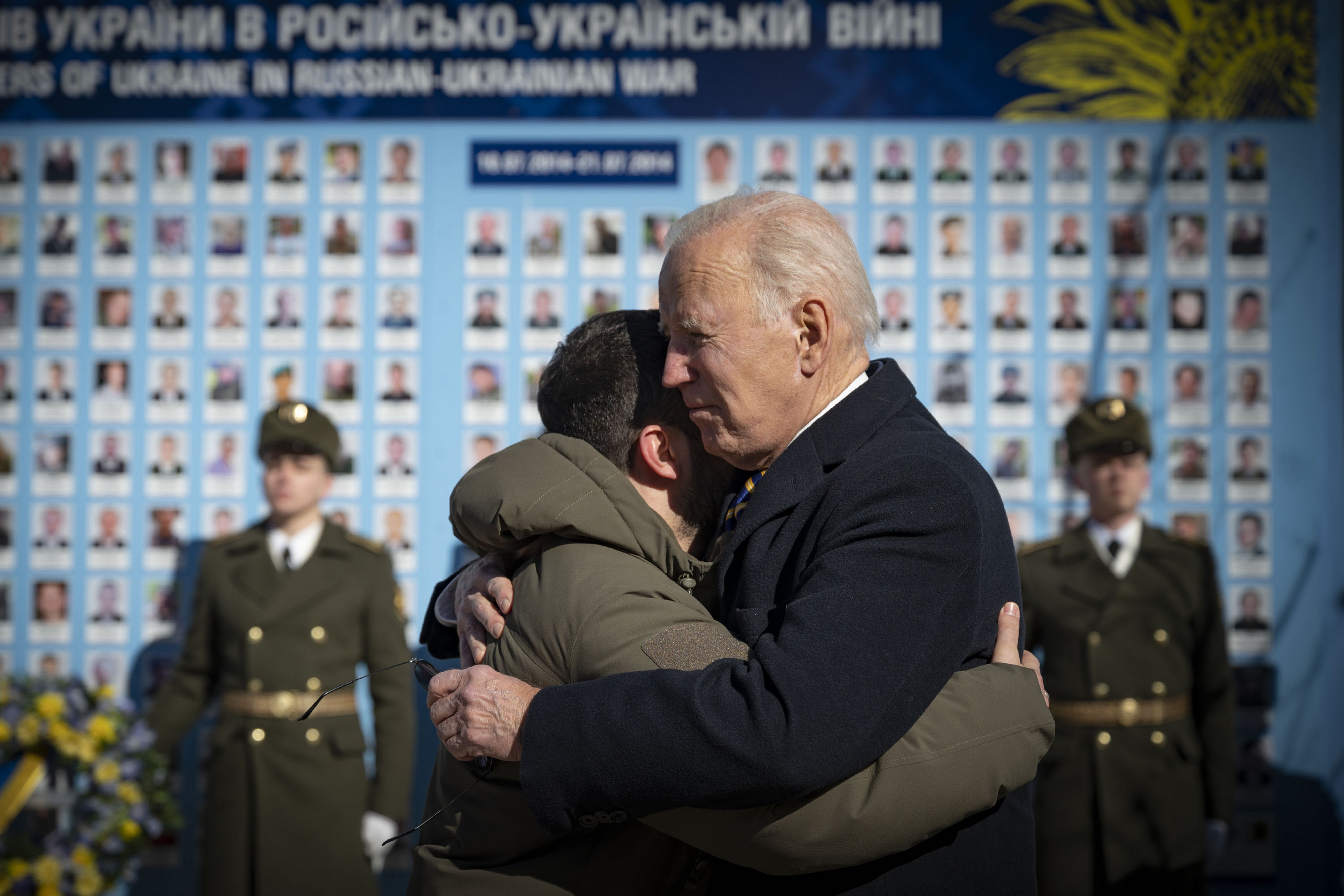20일(현지시간) 우크라이나의 수도 키이우를 깜짝 방문한 조 바이든 미국 대통령(오른쪽)이 볼로디미르 젤렌스키 우크라이나 대통령과 포옹하고 있다. 키이우 UPI 연합뉴스.
