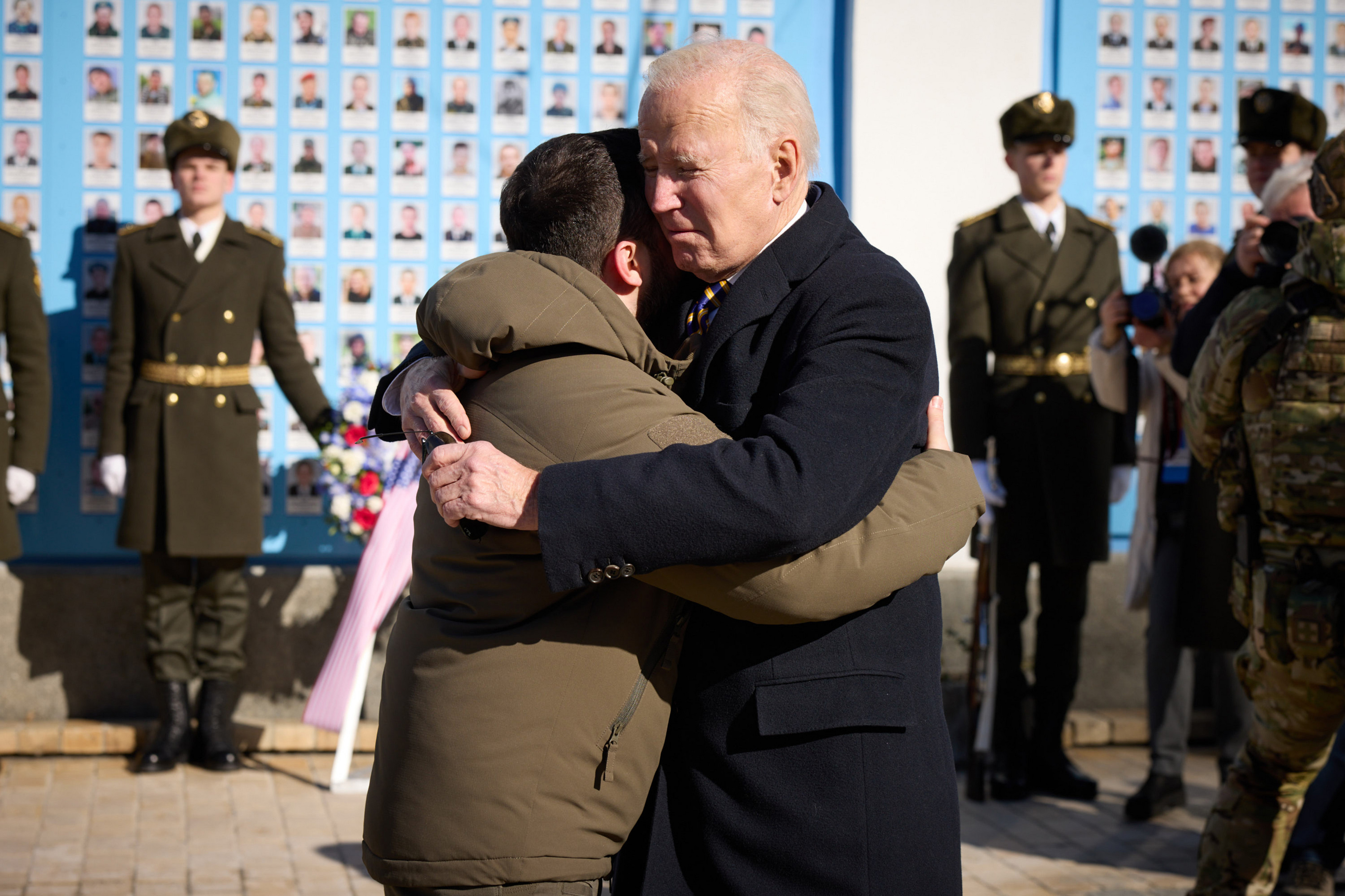 20일(현지시간) 우크라이나 수도 키이우를 깜짝 방문한 조 바이든 미국 대통령이 볼로디미르 젤렌스키 우크라이나 대통령과 포옹하고 있다. 2023.2.20 우크라 대통령실