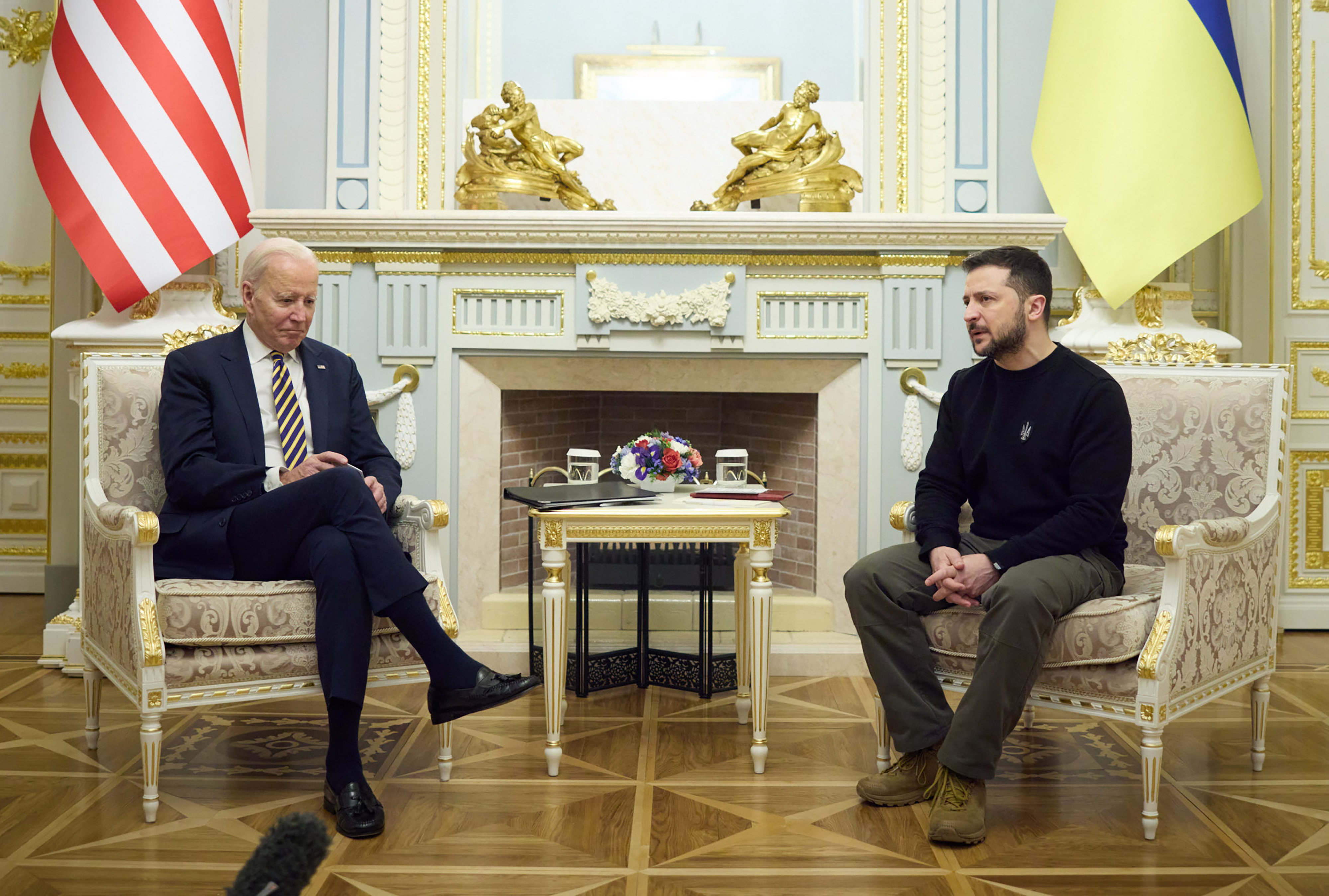 20일(현지시간) 우크라이나 수도 키이우를 깜짝 방문한 조 바이든 미국 대통령이 볼로디미르 젤렌스키 우크라이나 대통령과 만나고 있다. 2023.2.20 우크라 대통령실