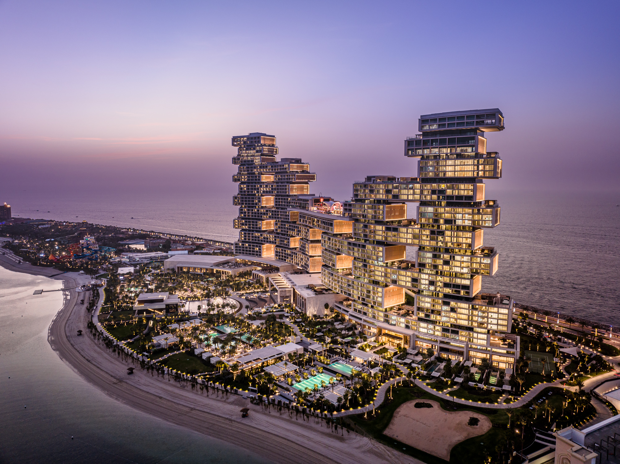 쌍용건설이 아랍에미리트(UAE) 두바이에 완공한 ‘아틀란티스 더 로열’의 모습. 마치 레고블록을 쌓아올린 듯한 비정형 외관을 자랑한다. 쌍용건설 제공