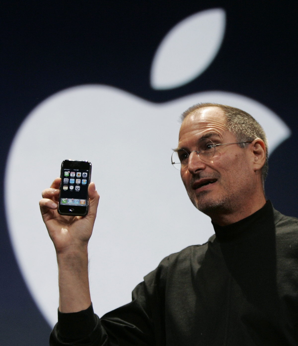 2007년 1월 9일 미국 샌프란시스코에서 열린 맥월드 컨퍼런스에서 최초로 아이폰을 소개하는 스티브 잡스.  AP 연합뉴스