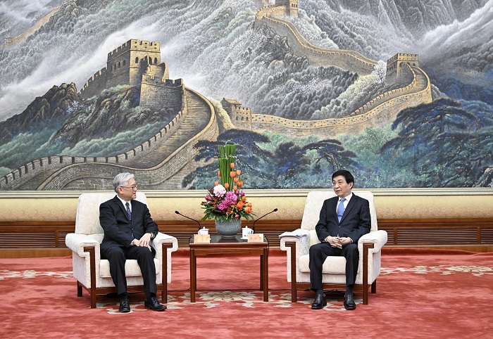 지난 10일 샤리옌(왼쪽) 대만 국민당 부주석이 왕후닝 중국 공산당 중앙정치국 상무위원과 면담하고 있다. 베이징 신화통신 뉴시스