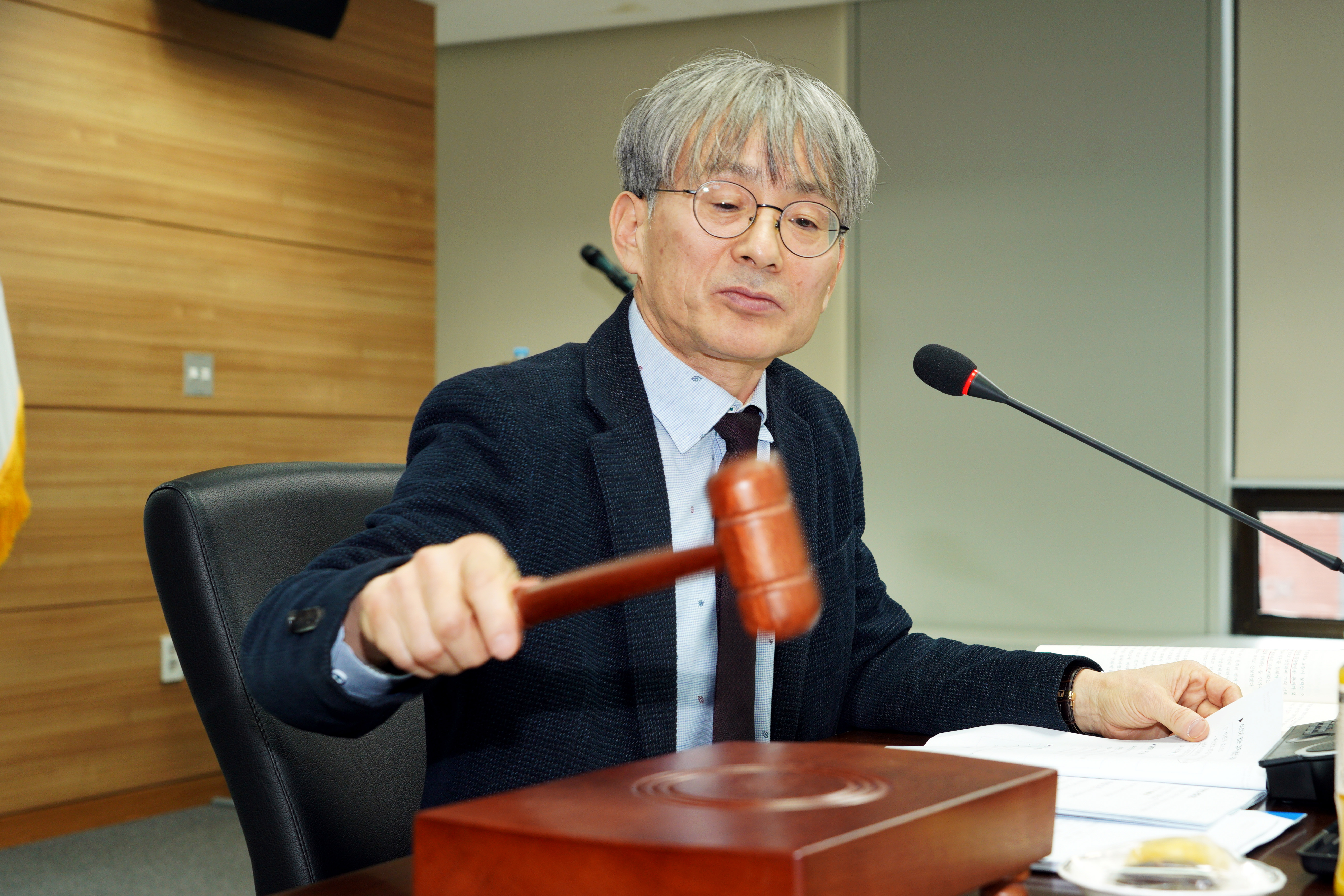 김광동 2기 진실·화해를위한과거사정리위원장이 지난 14일 서울 중구 남산스퀘어빌딩에서 열린 제52차 전체위원회를 열고 있다. 진실화해위원회 제공