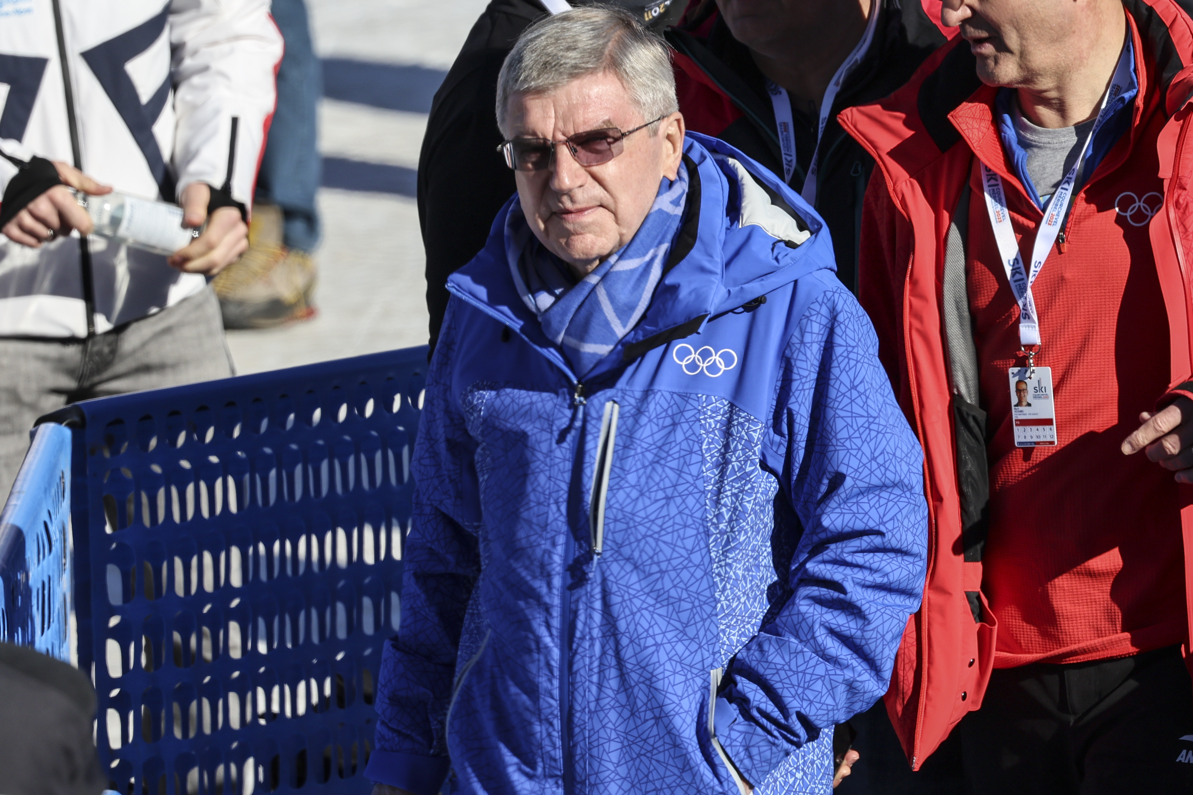 지난 12일(현지시간) 프랑스에서 열린 국제스키연맹 월드컵 남자 알파인스키 결승점에서 걷고 있는 토마스 바흐 IOC위원장. AP연합뉴스