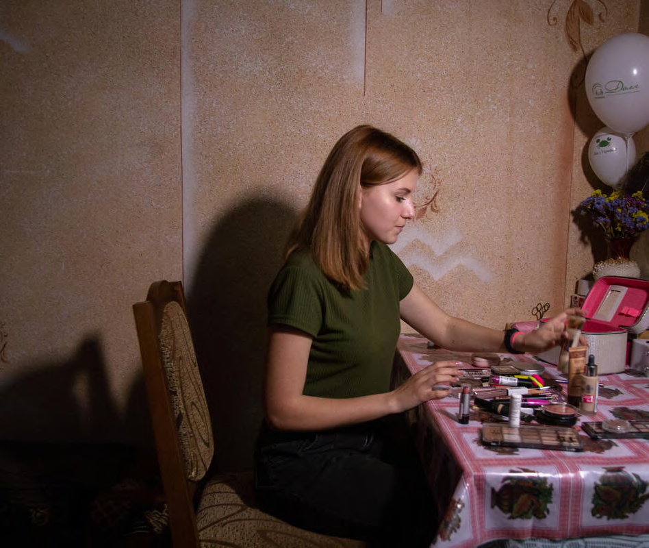 우크라이나 북동부 하르키우에서 서부에 있는 자카르파티아로 피난 온 소녀 소피아(16·가명)가 할머니와 함께 쓰는 방에 앉아 있다. 세이브더칠드런 제공