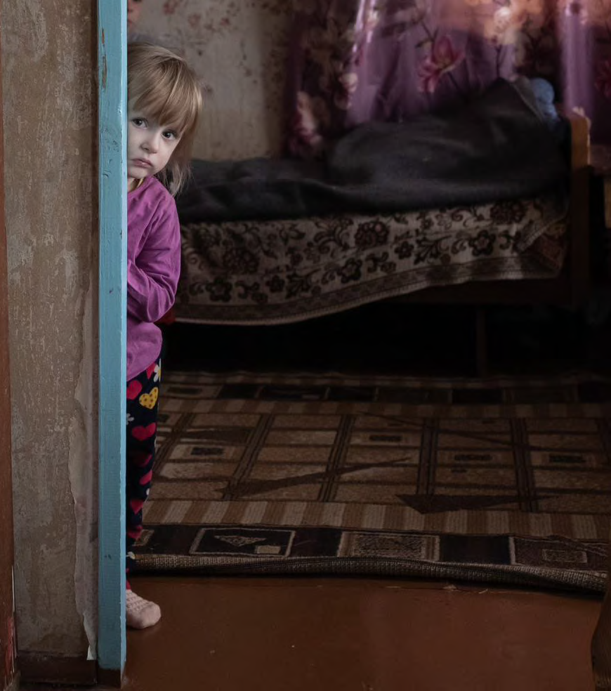 러시아와 벨라루스의 국경과 가까운 우크라이나 북부에 살고 있는 아나스타샤(3·가명)가 자신의 방 문 옆에서 고개를 빼꼼 내밀고 카메라를 쳐다보고 있다. 세이브더칠드런 제공