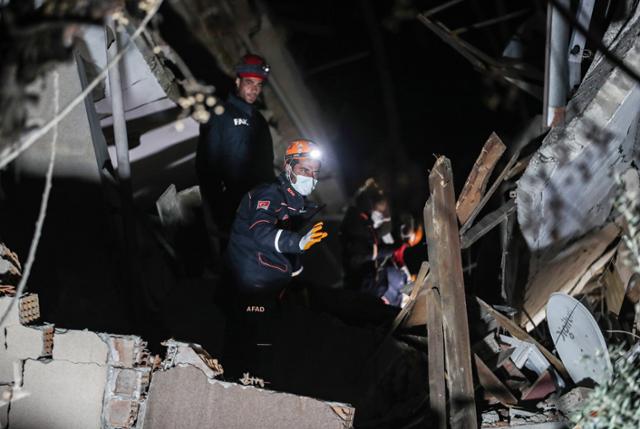 20일 튀르키예에서 규모 6.4의 지진이 추가로 발생한 가운데, 구조대가 무너진 건물을 수색하고 있다. EPA 연합뉴스